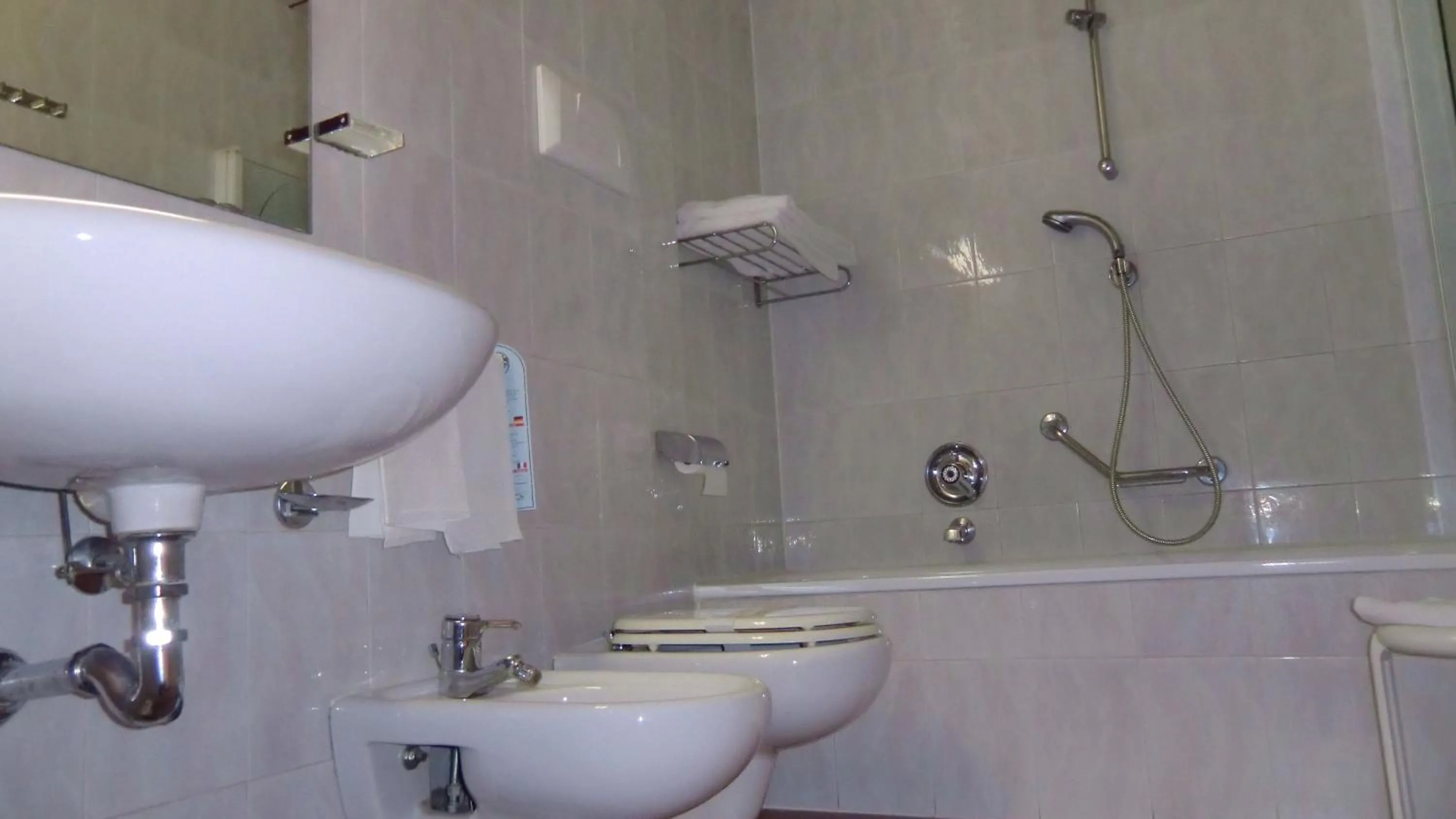 Shower in Hotel Giardino