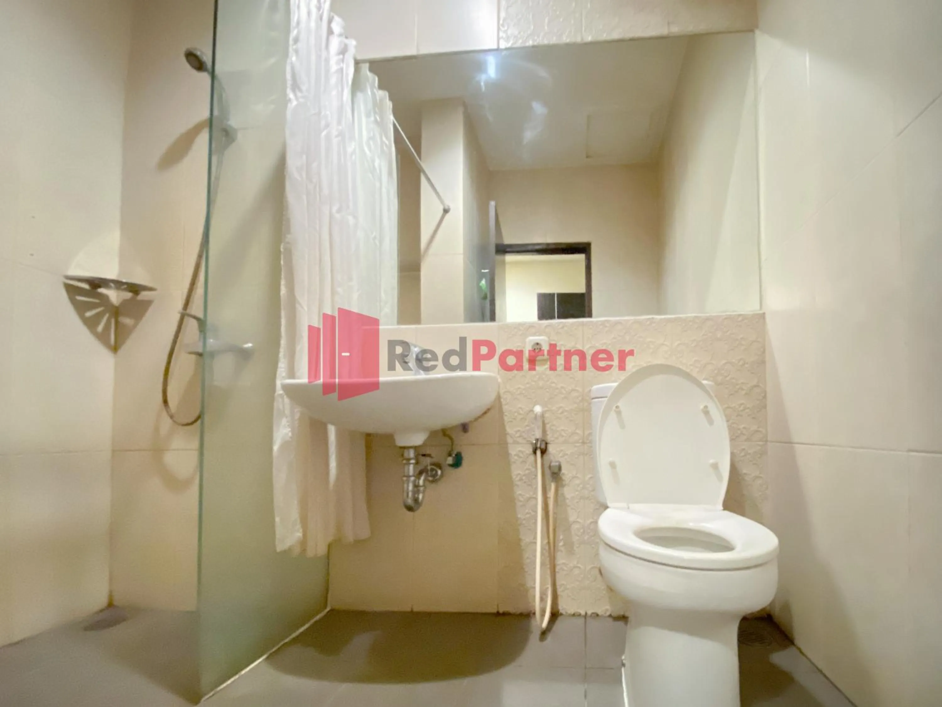 Bathroom in Hotel Alpha Makassar RedPartner
