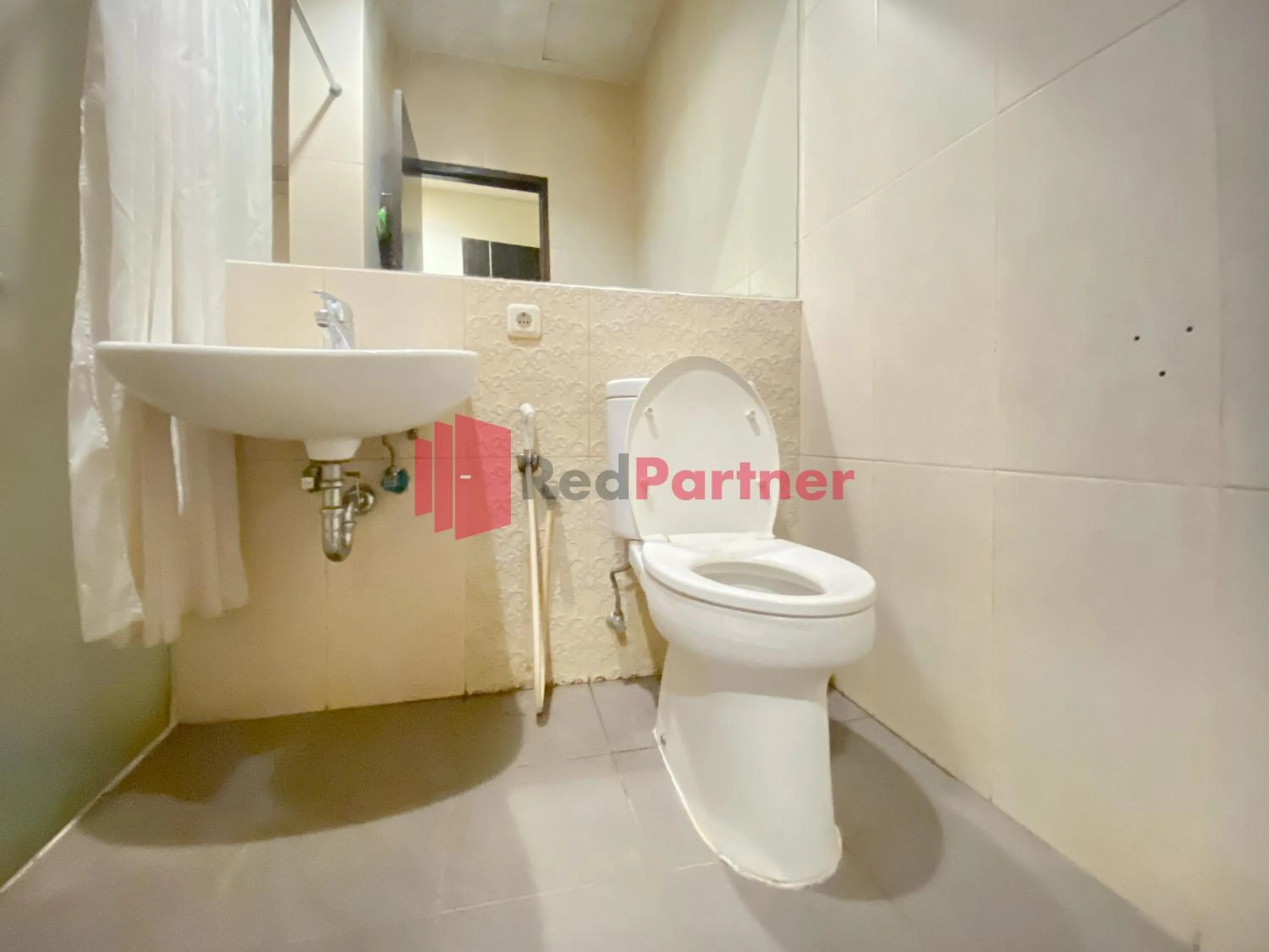 Bathroom in Hotel Alpha Makassar RedPartner