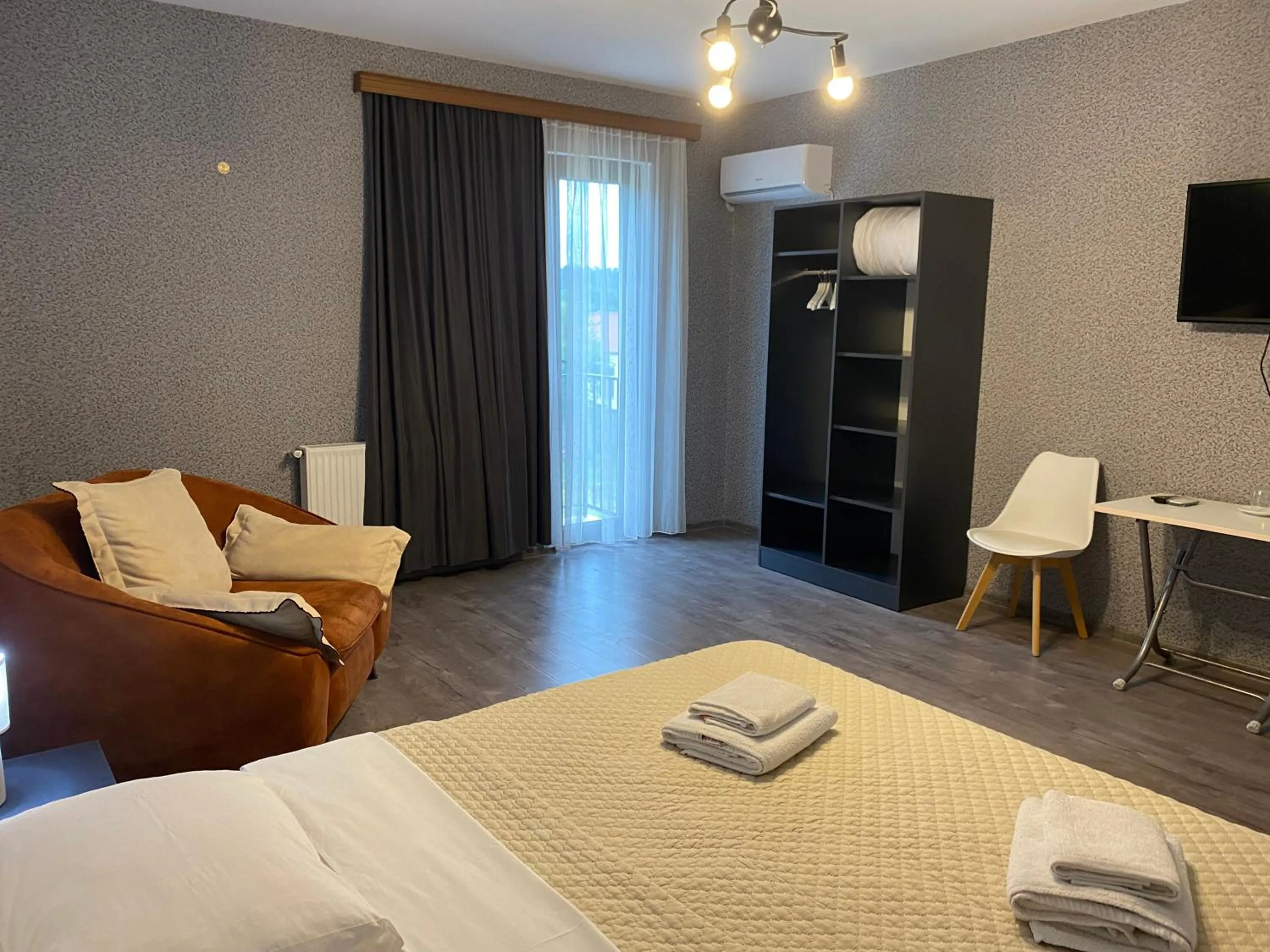 Photo of the whole room, Bed in Hotel West Face