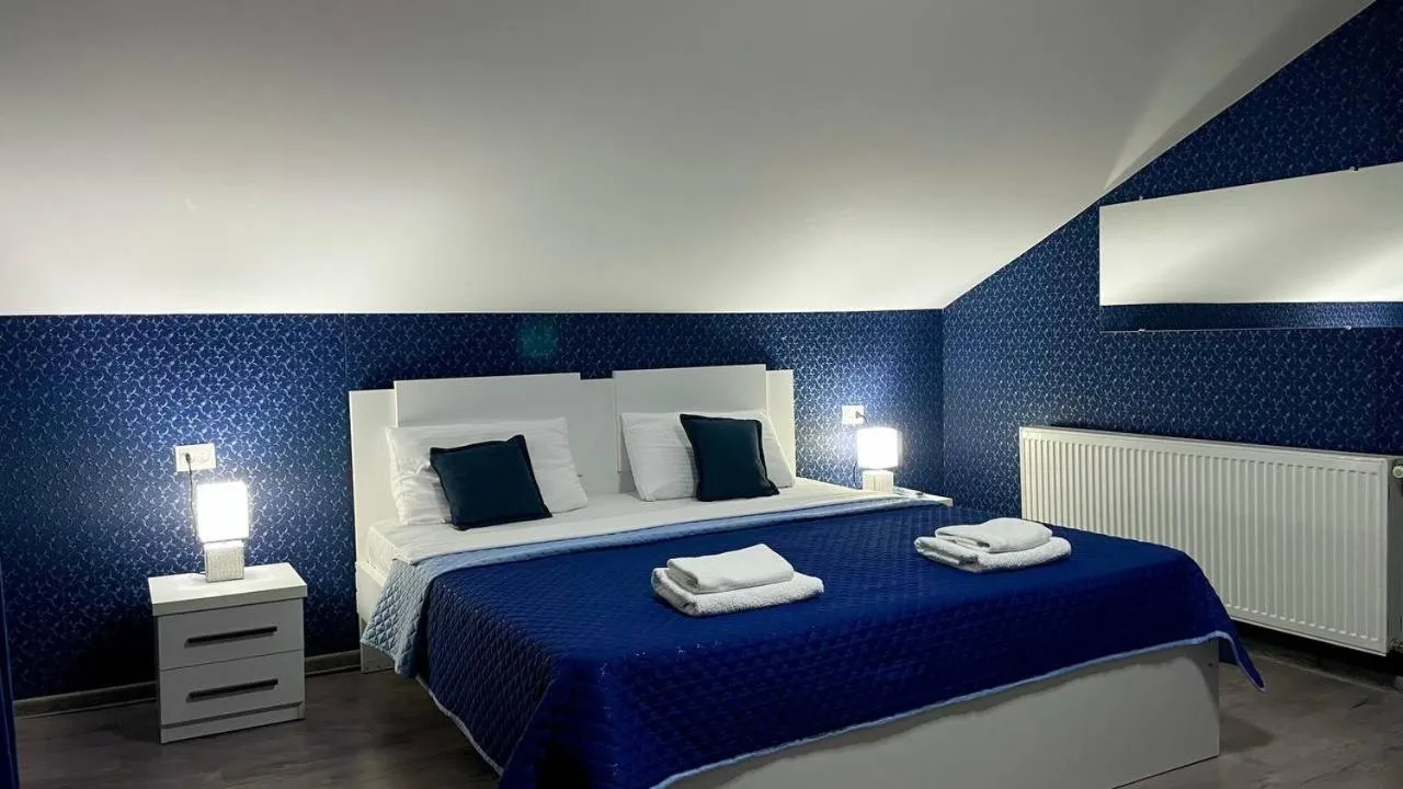 Shower, Bed in Hotel West Face