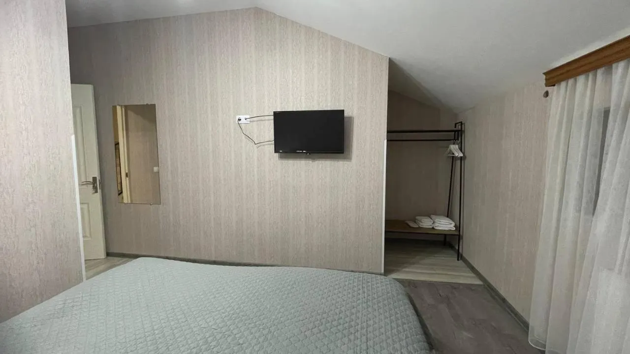 TV and multimedia, Bed in Hotel West Face