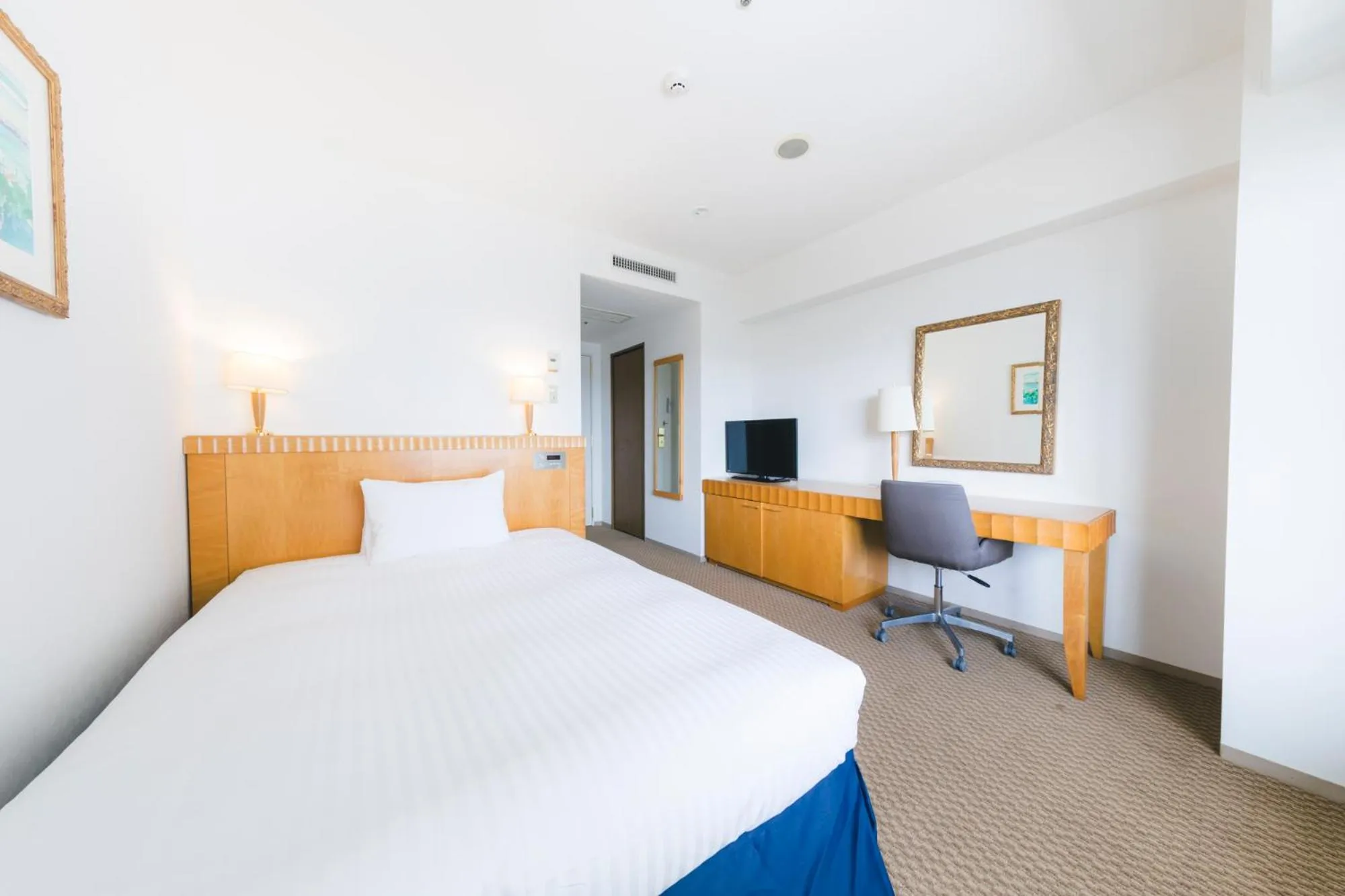 Photo of the whole room, Bed in Seaside Hotel Maiko Villa Kobe