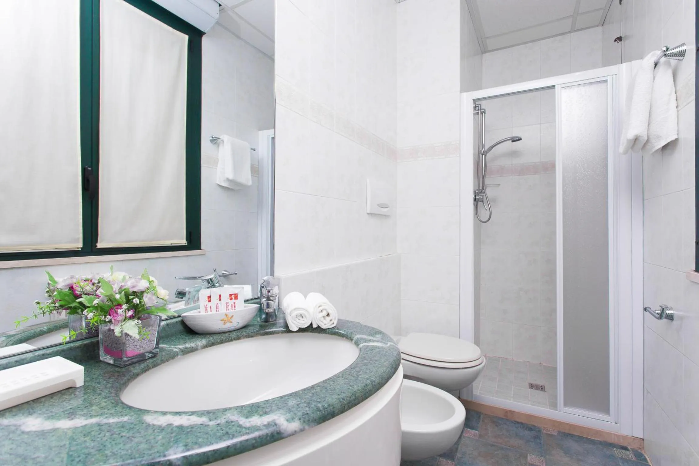 Shower in Hotel Zeus