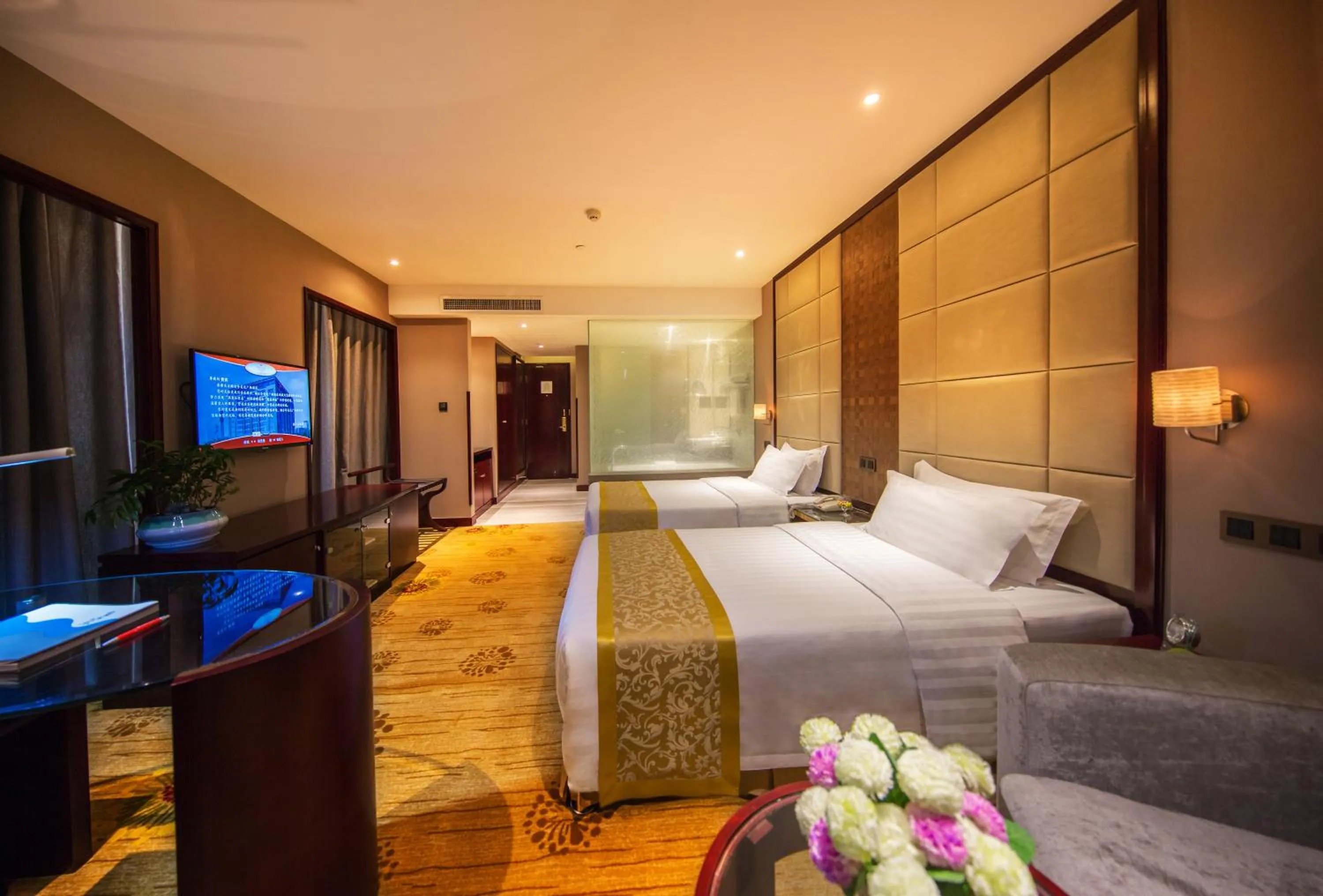 Photo of the whole room, Bed in Fulitai International Hotel