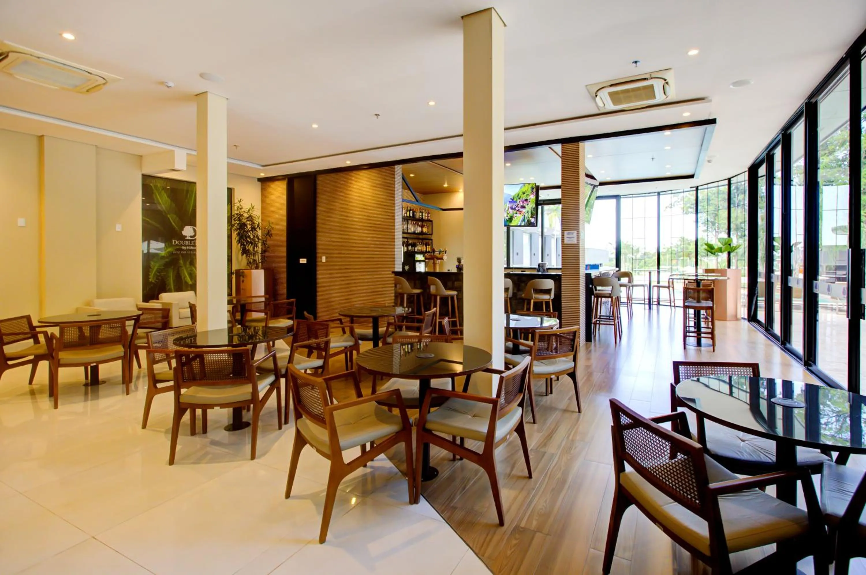 Lounge or bar in DoubleTree by Hilton - Resort - Foz do Iguaçu