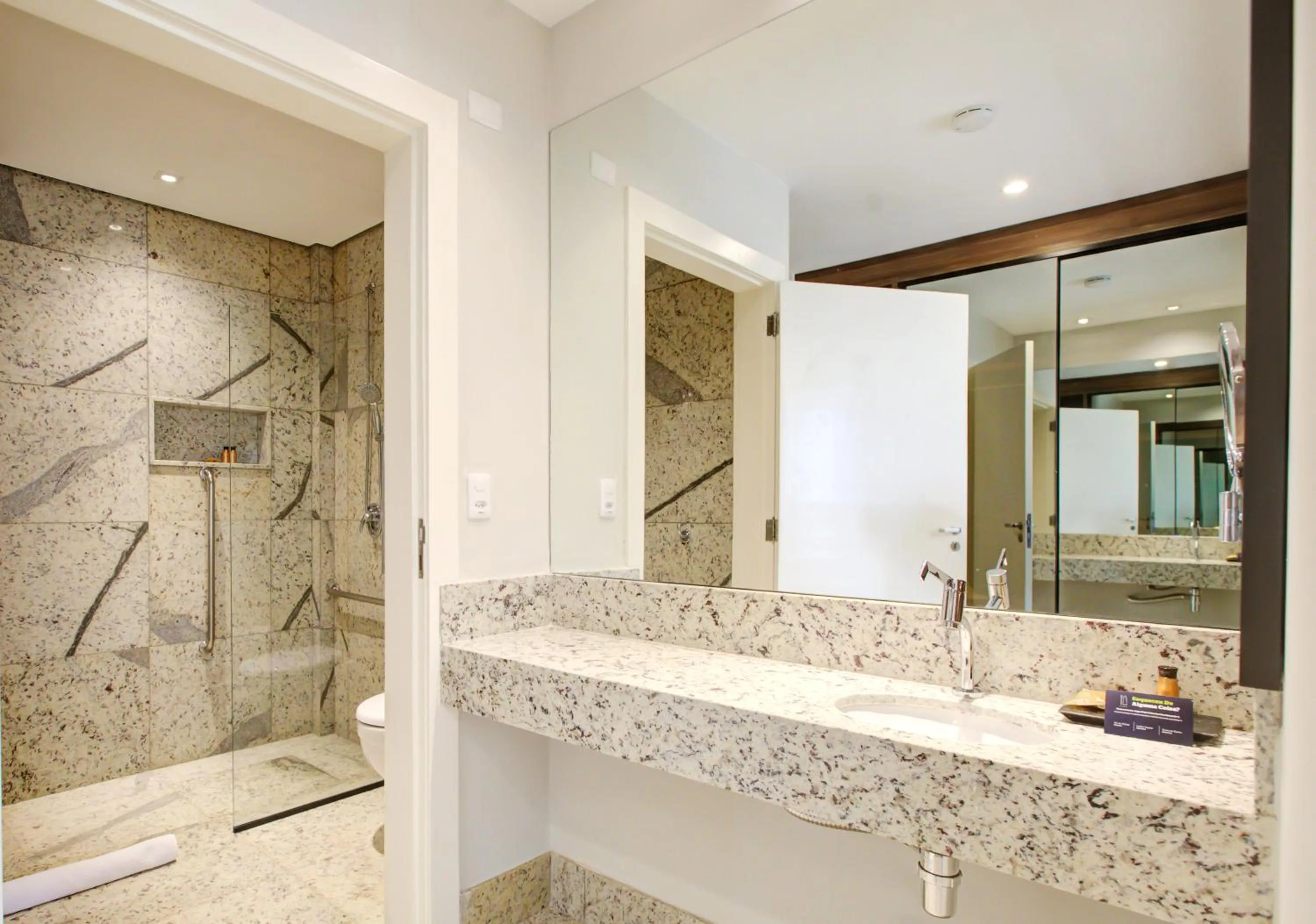 Shower in DoubleTree by Hilton - Resort - Foz do Iguaçu