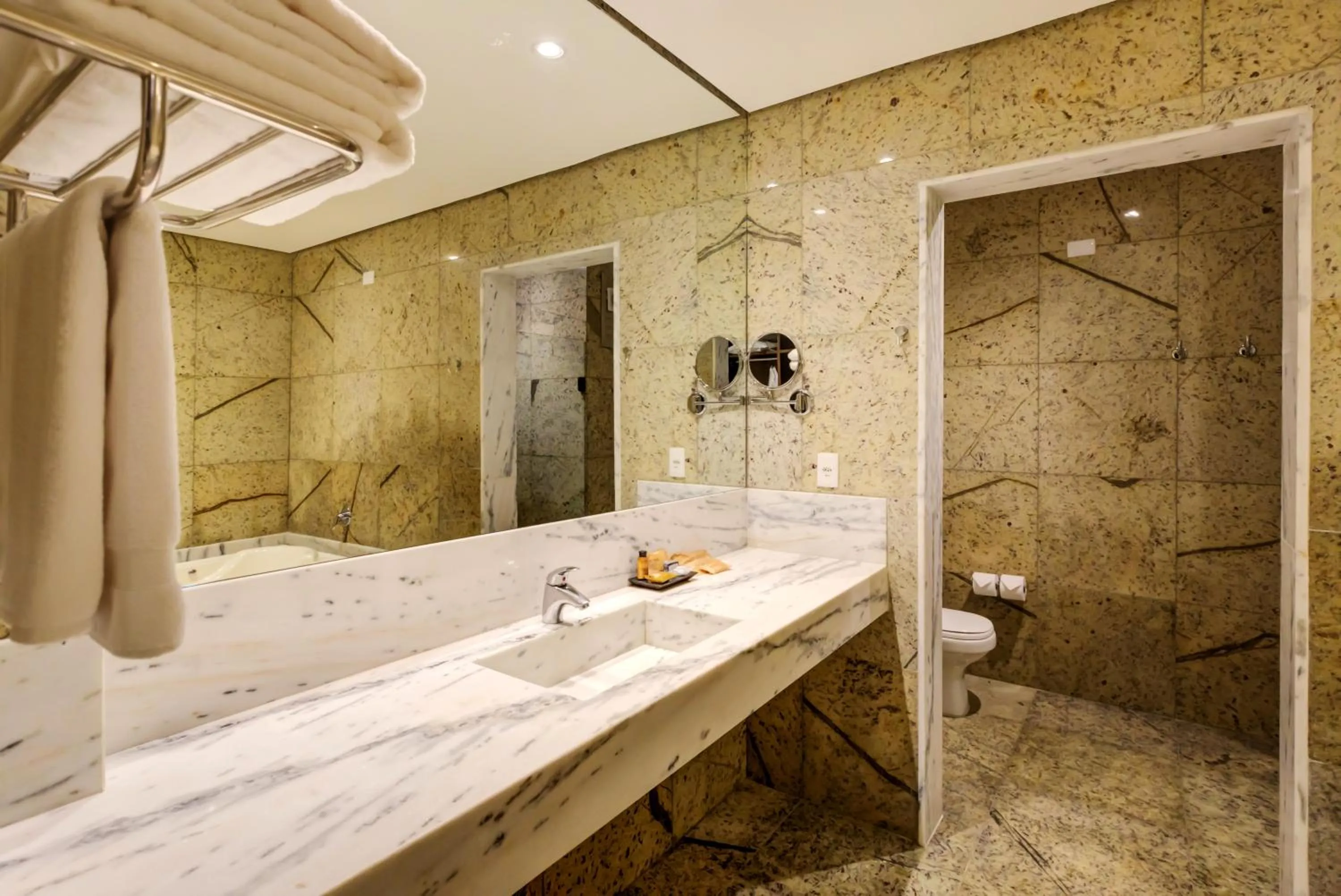 Toilet in DoubleTree by Hilton - Resort - Foz do Iguaçu