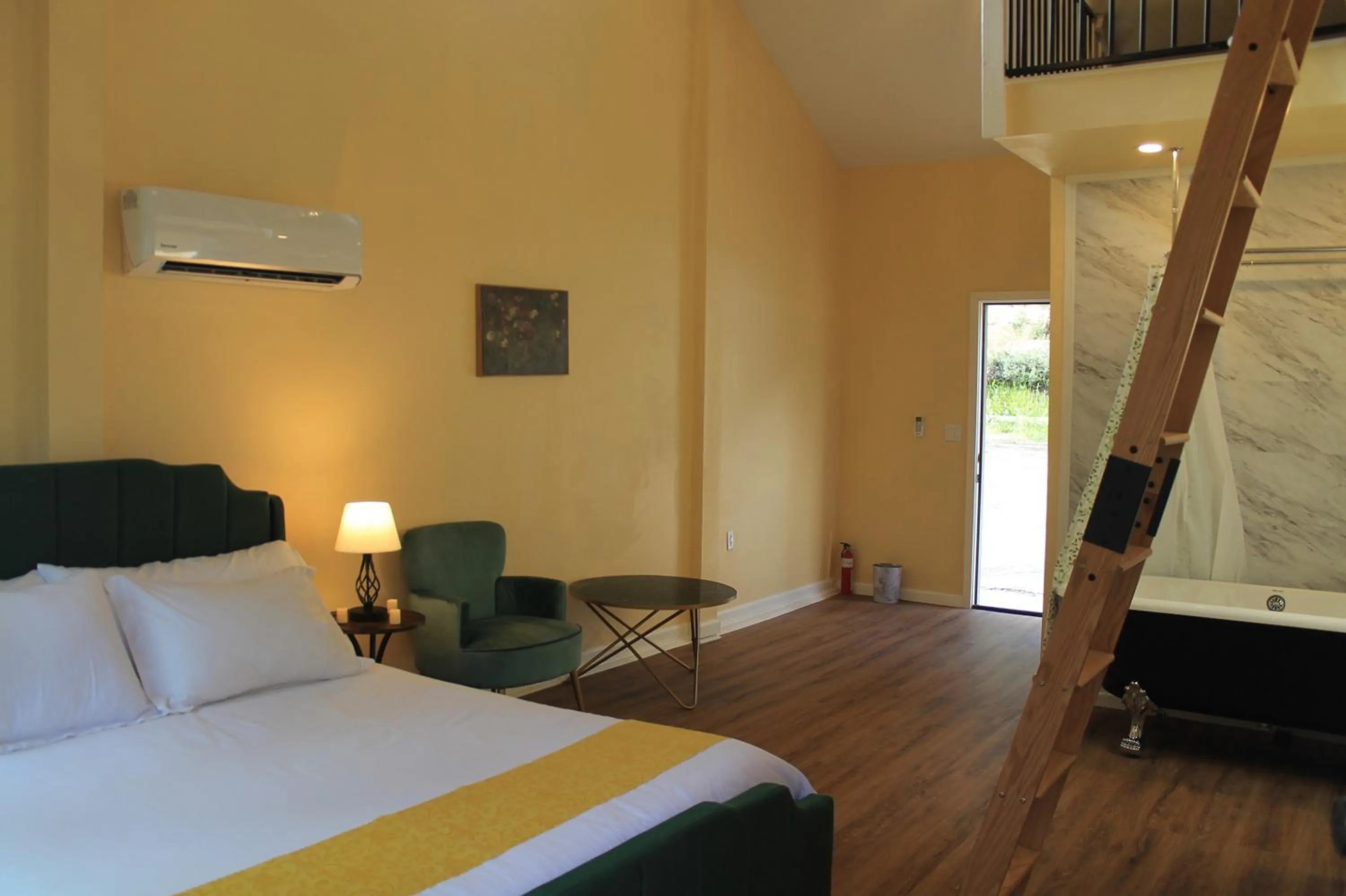 Bedroom, Bed in Quiet Mind Lodge, Spa & Retreat Sequoias