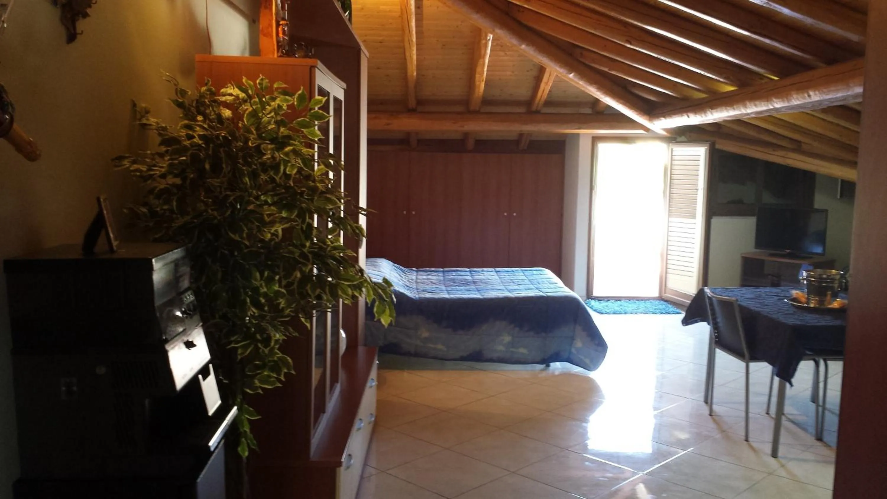 Photo of the whole room, Bed in B&B Suite