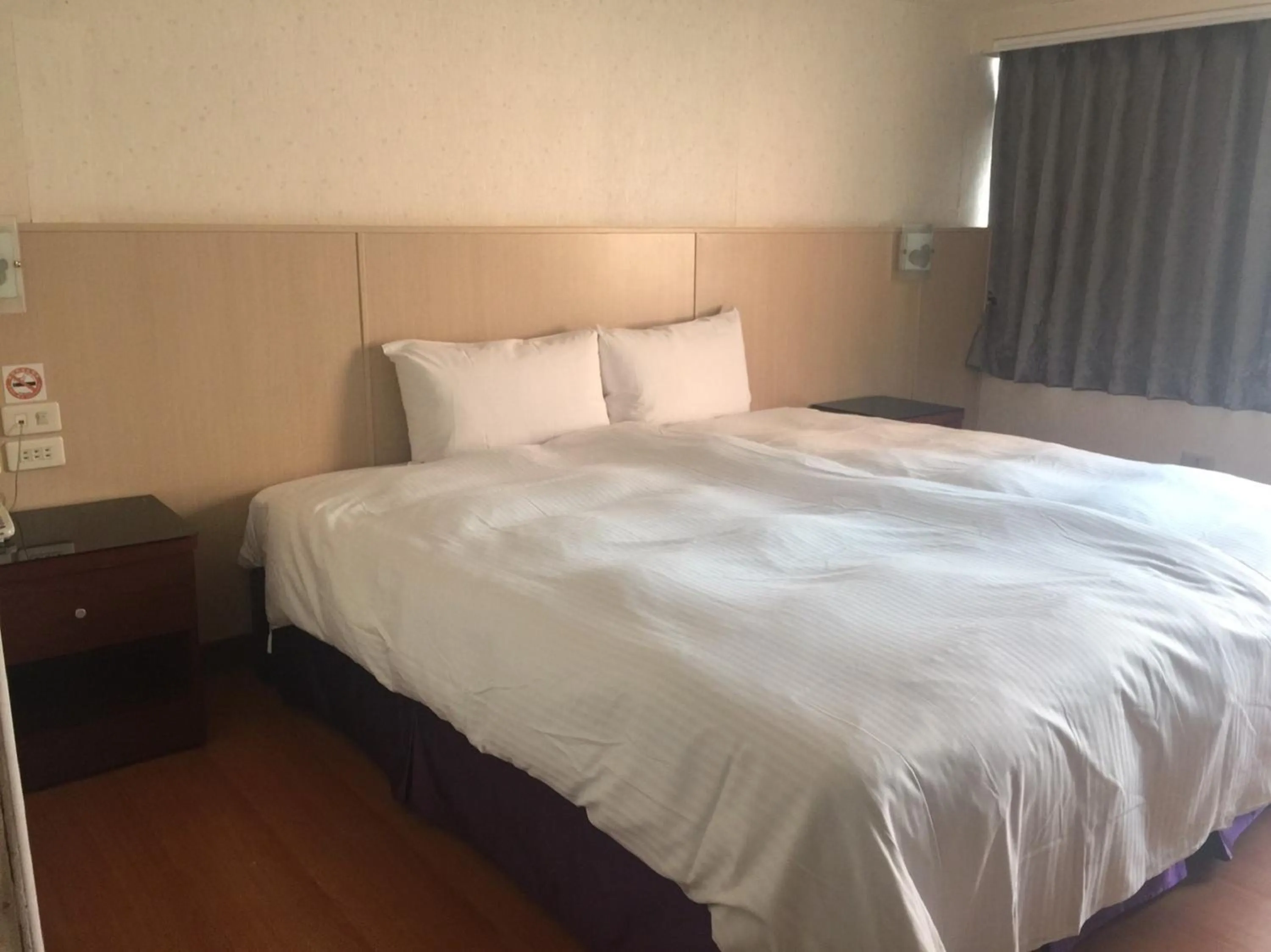 Photo of the whole room, Bed in Long Siang Hotel