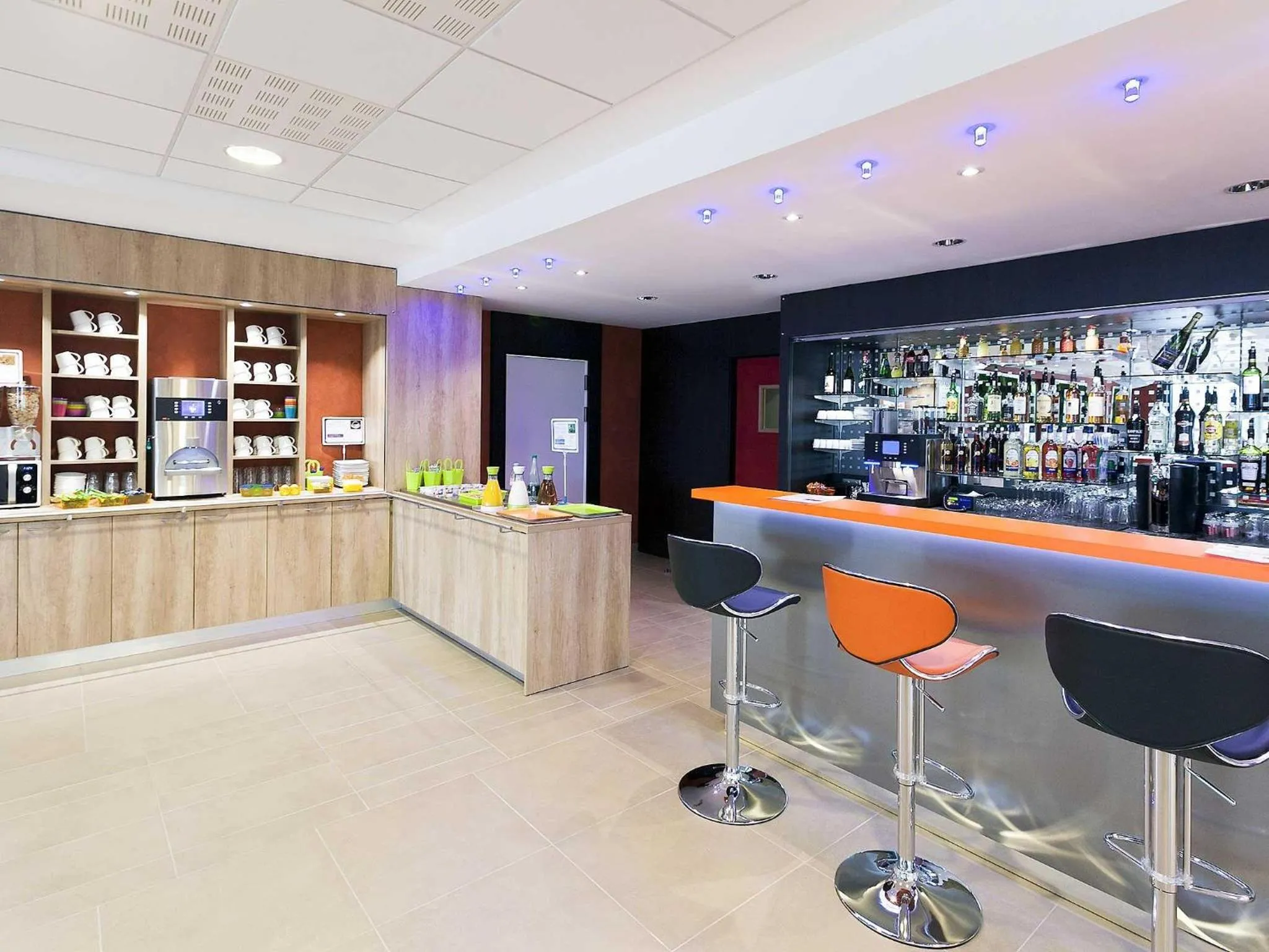 Lounge or bar in ibis Styles Flers