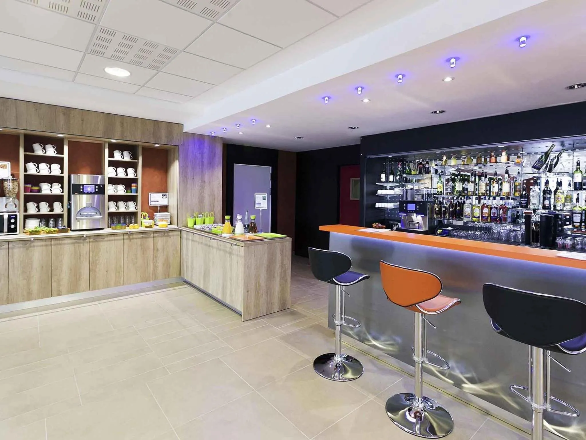 Lounge or bar in ibis Styles Flers