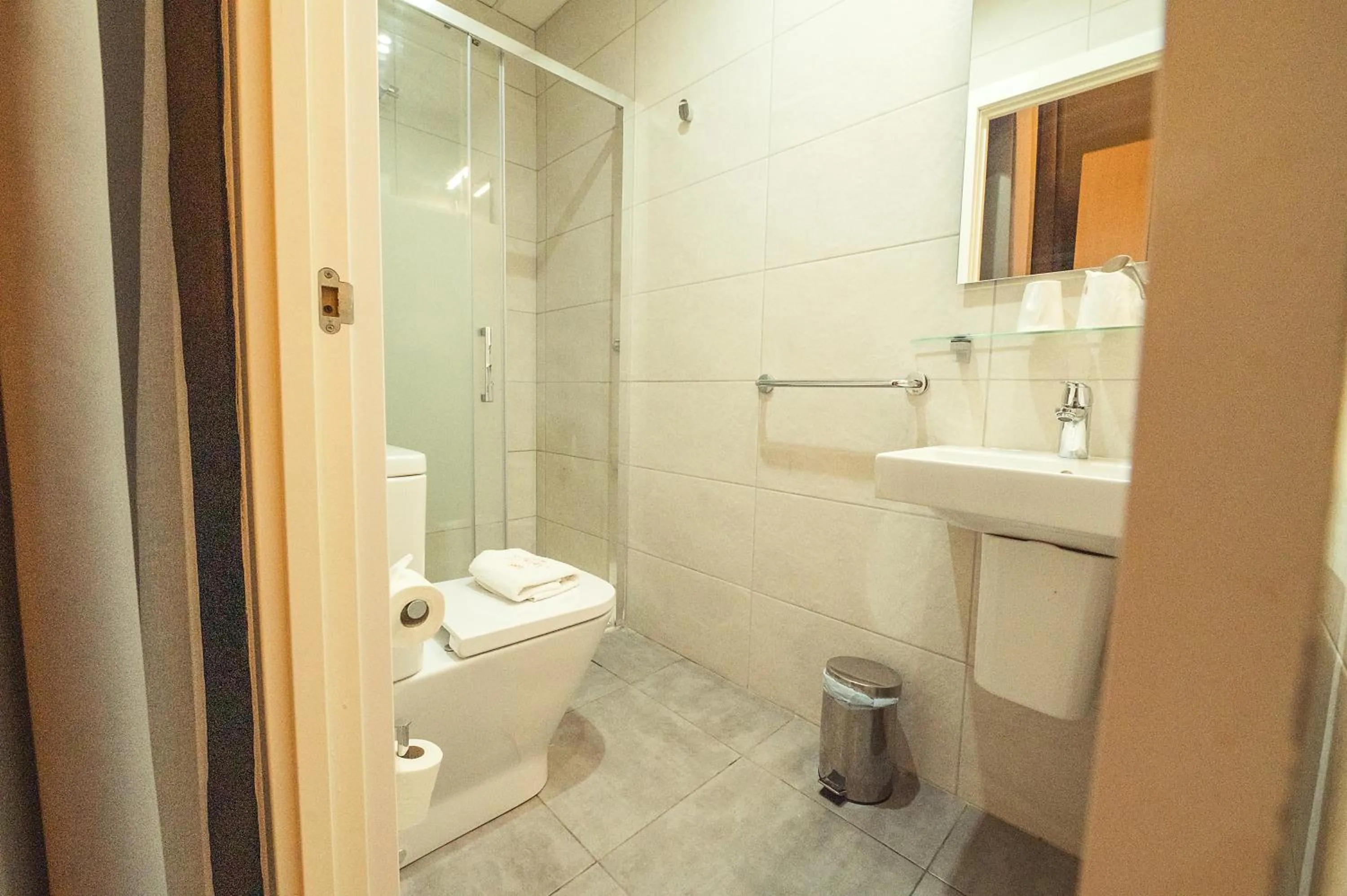 Bathroom in Hostal Live Natura Barcelona