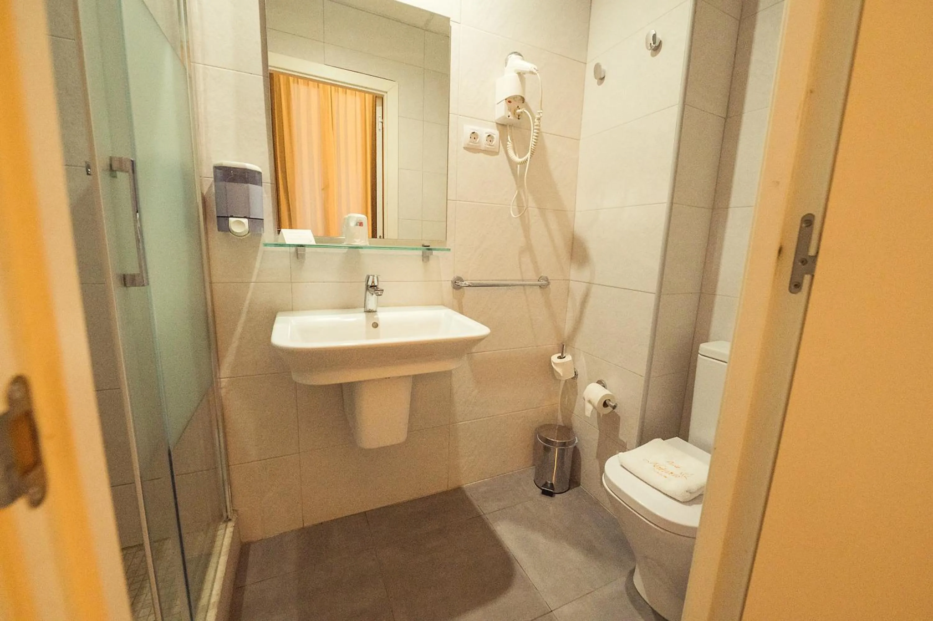 Bathroom in Hostal Live Natura Barcelona