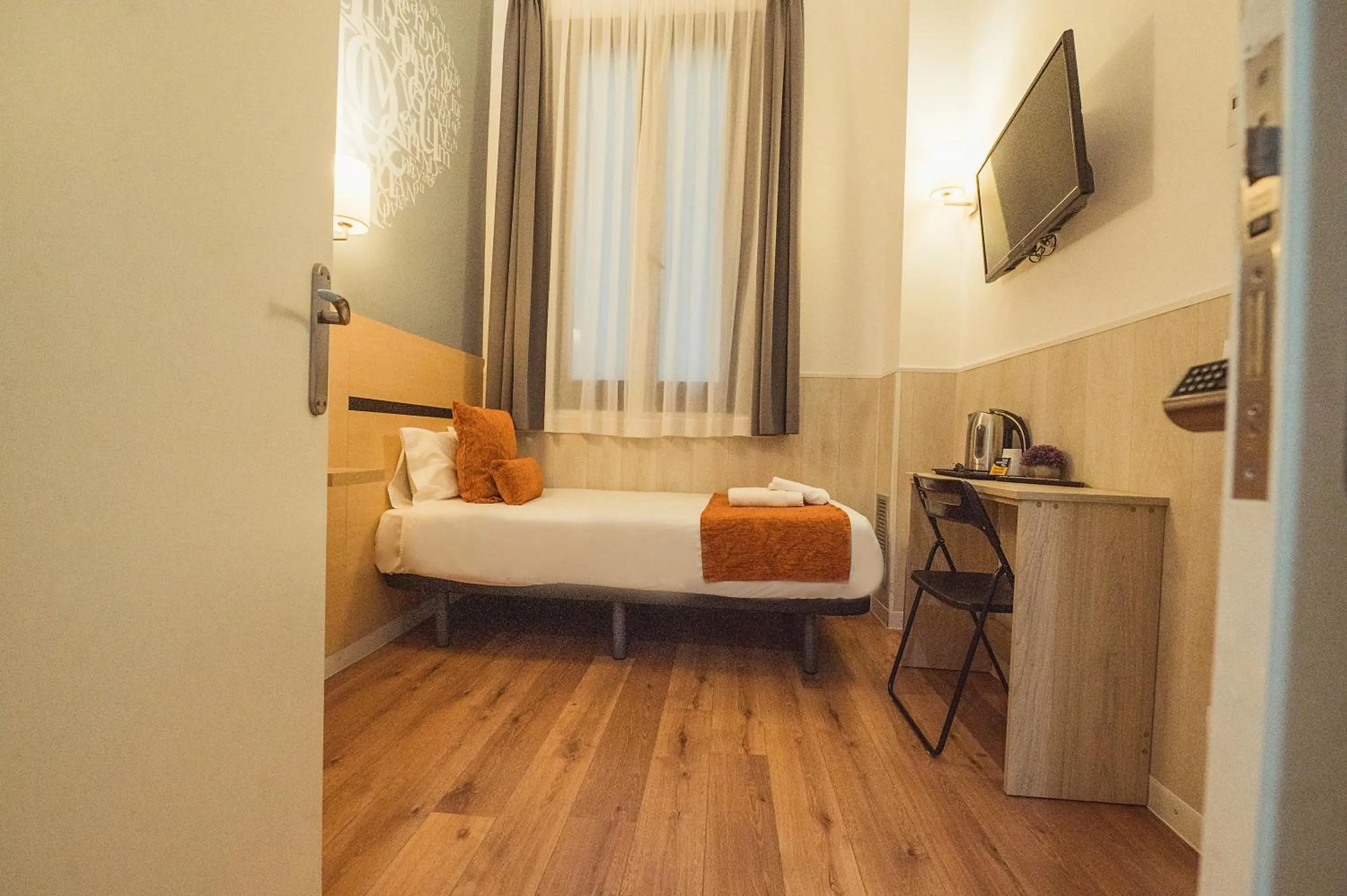 Photo of the whole room, Bed in Hostal Live Natura Barcelona