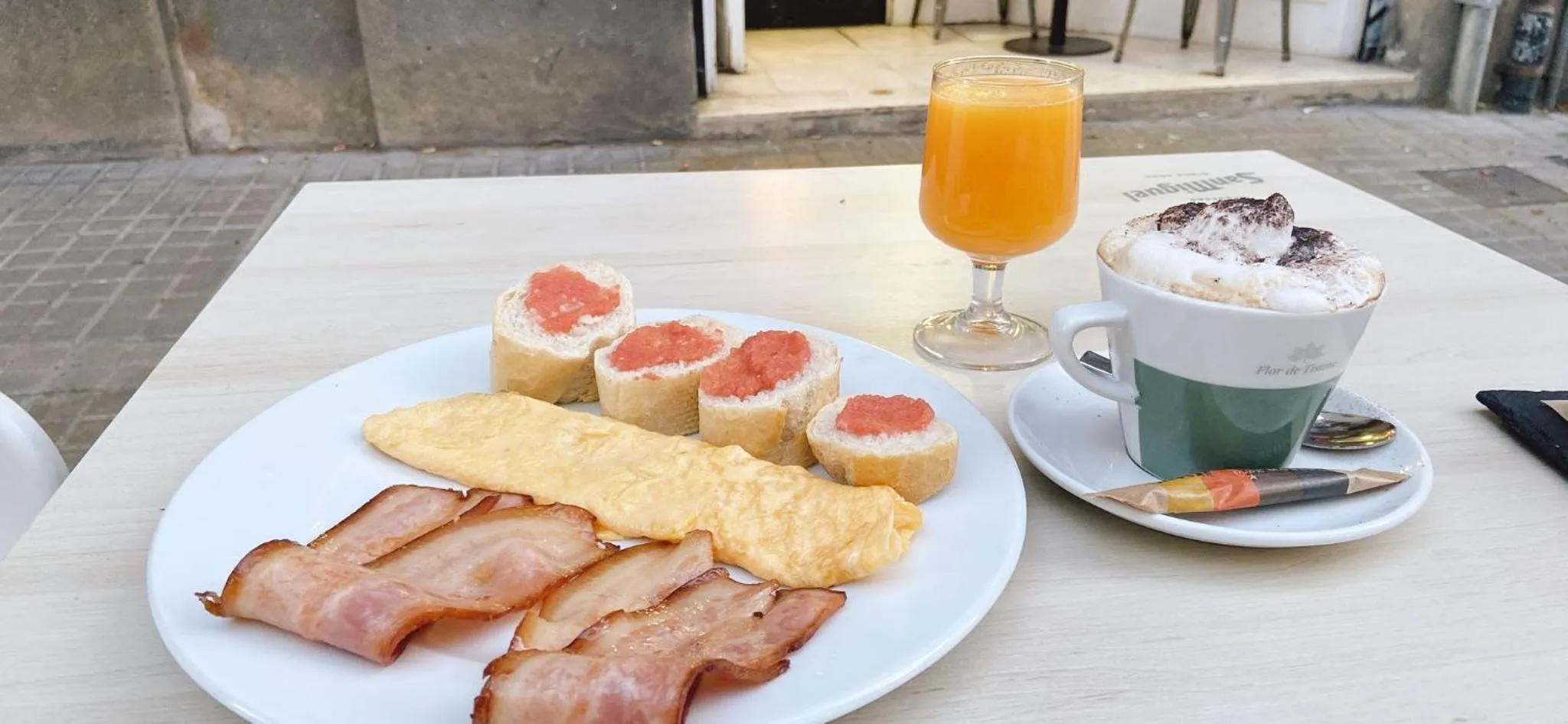 Breakfast in Hostal Live Natura Barcelona