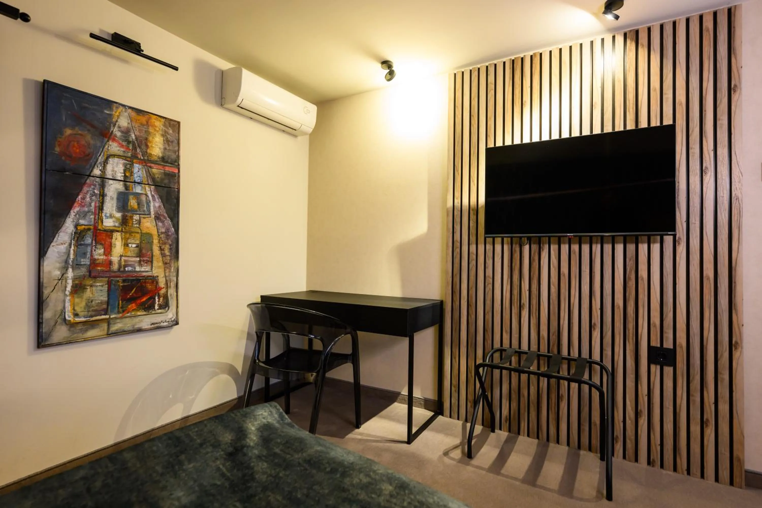 Communal lounge/ TV room in ArtLoft Garni Hotel