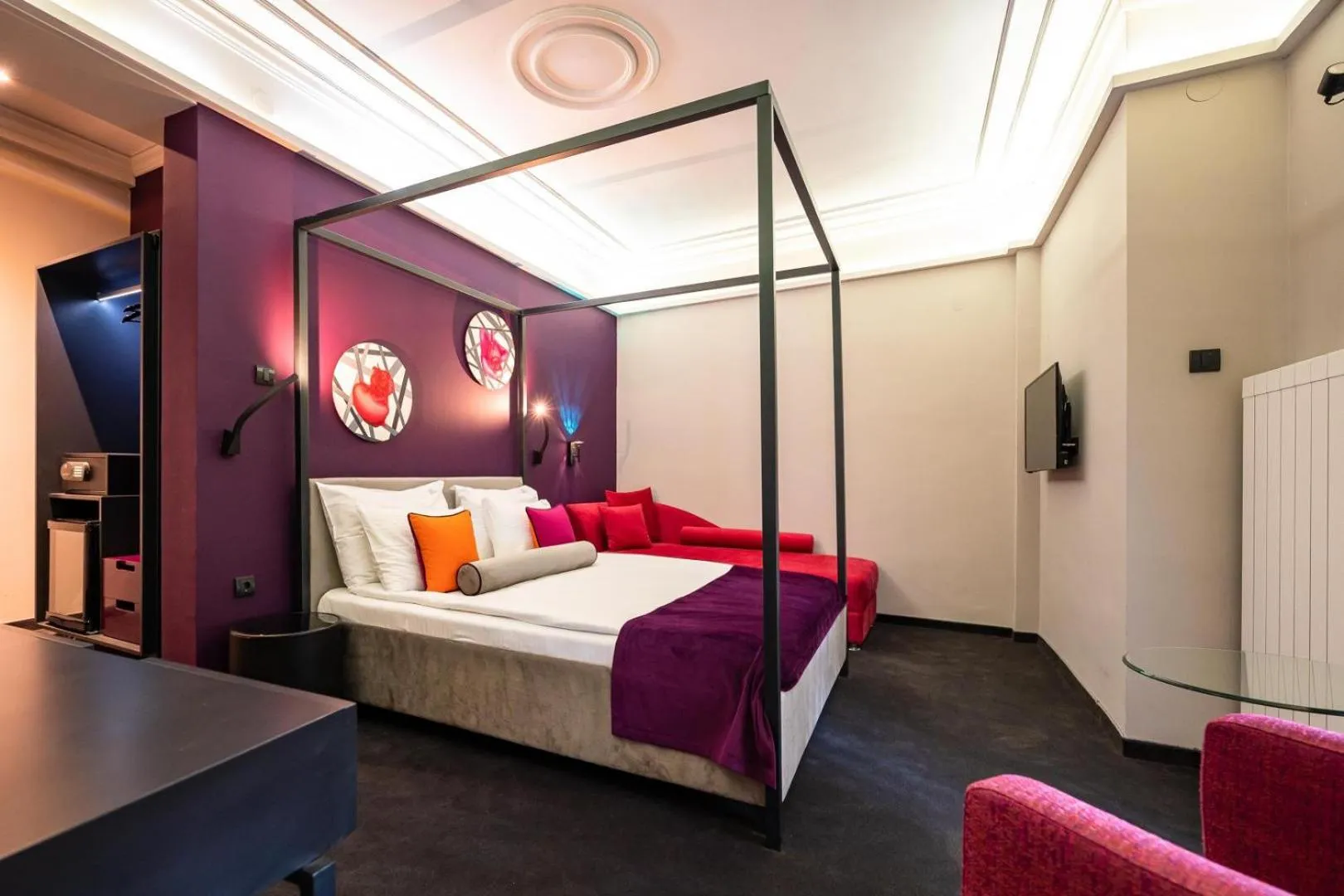 Bed in ArtLoft Garni Hotel