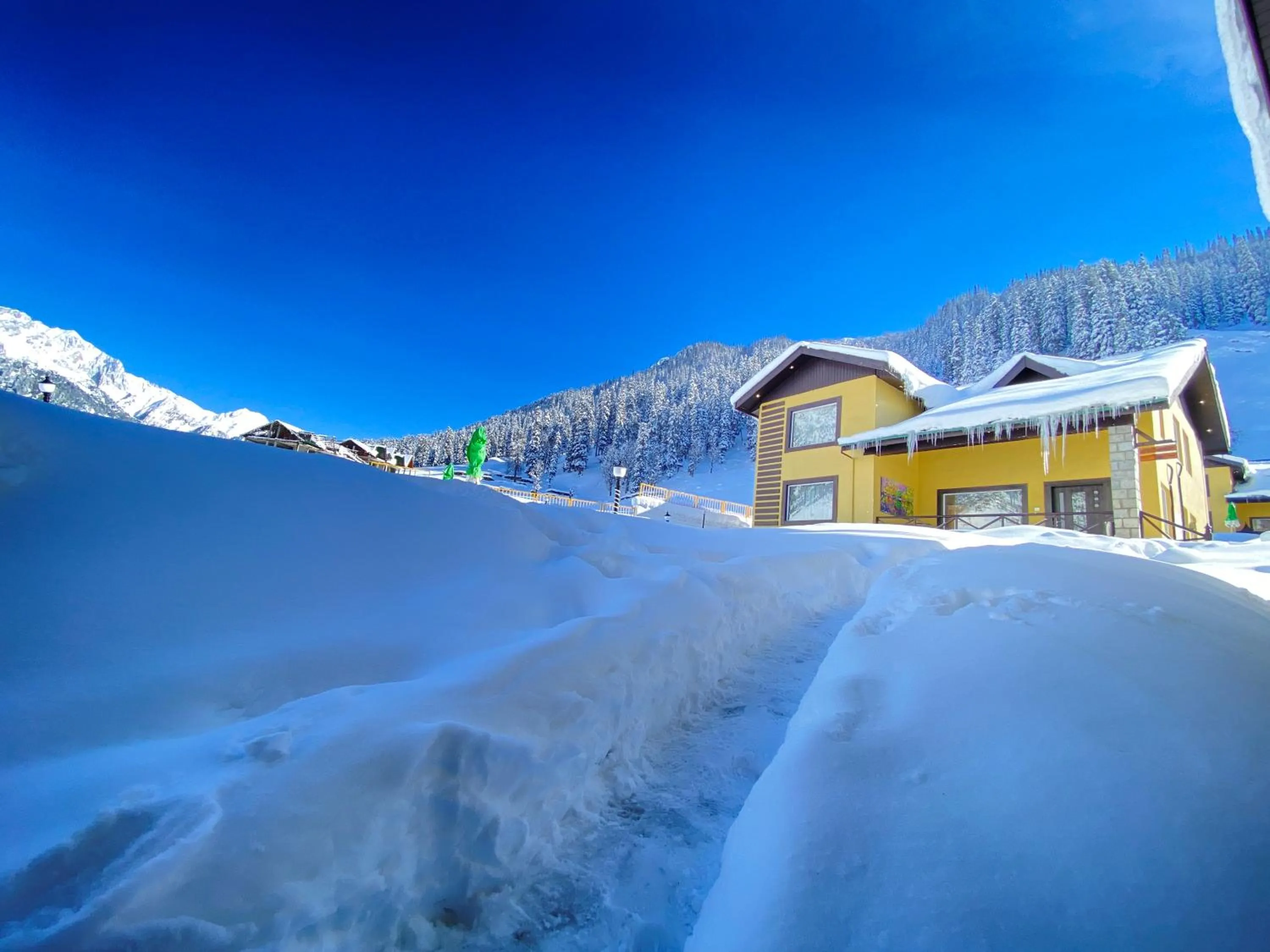 Facade/entrance in Arco Hotels & Resorts sonamarg
