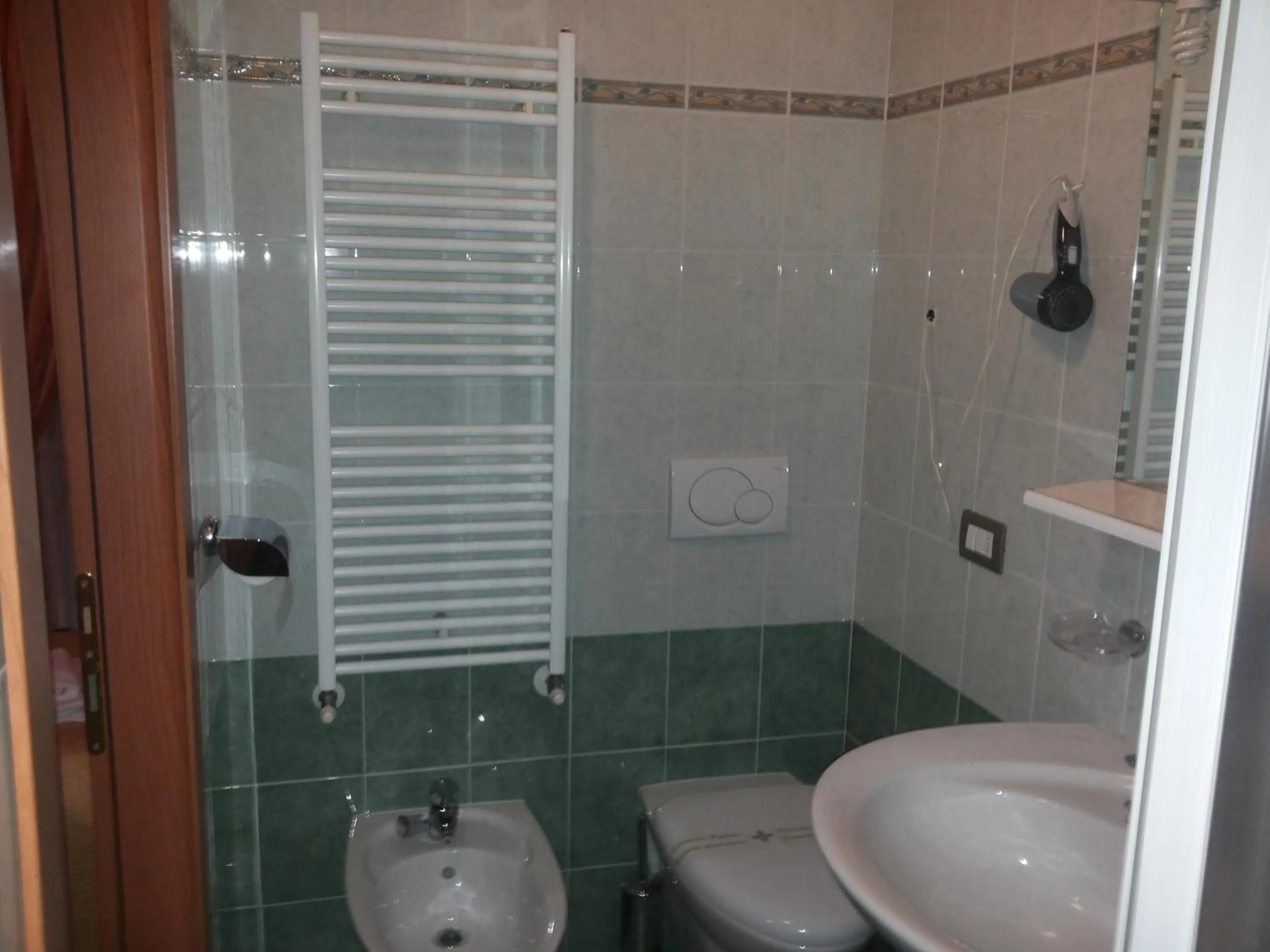 Toilet in Hotel Le Querce