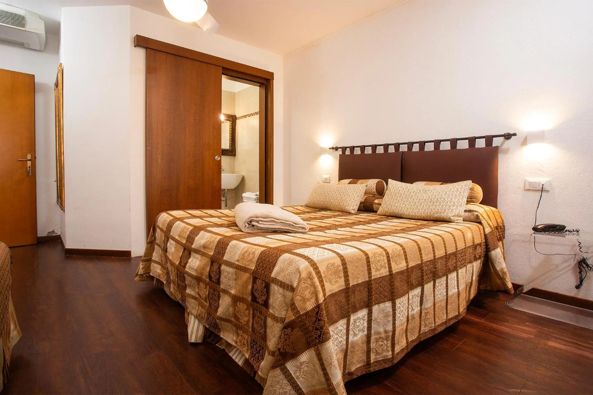 Bedroom, Bed in Albergo Marin