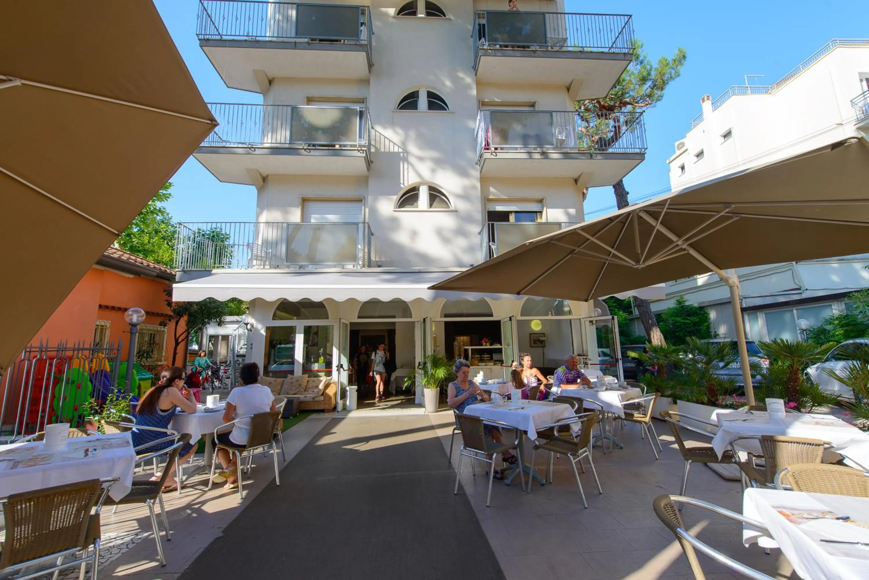 Restaurant/places to eat in Hotel Falco