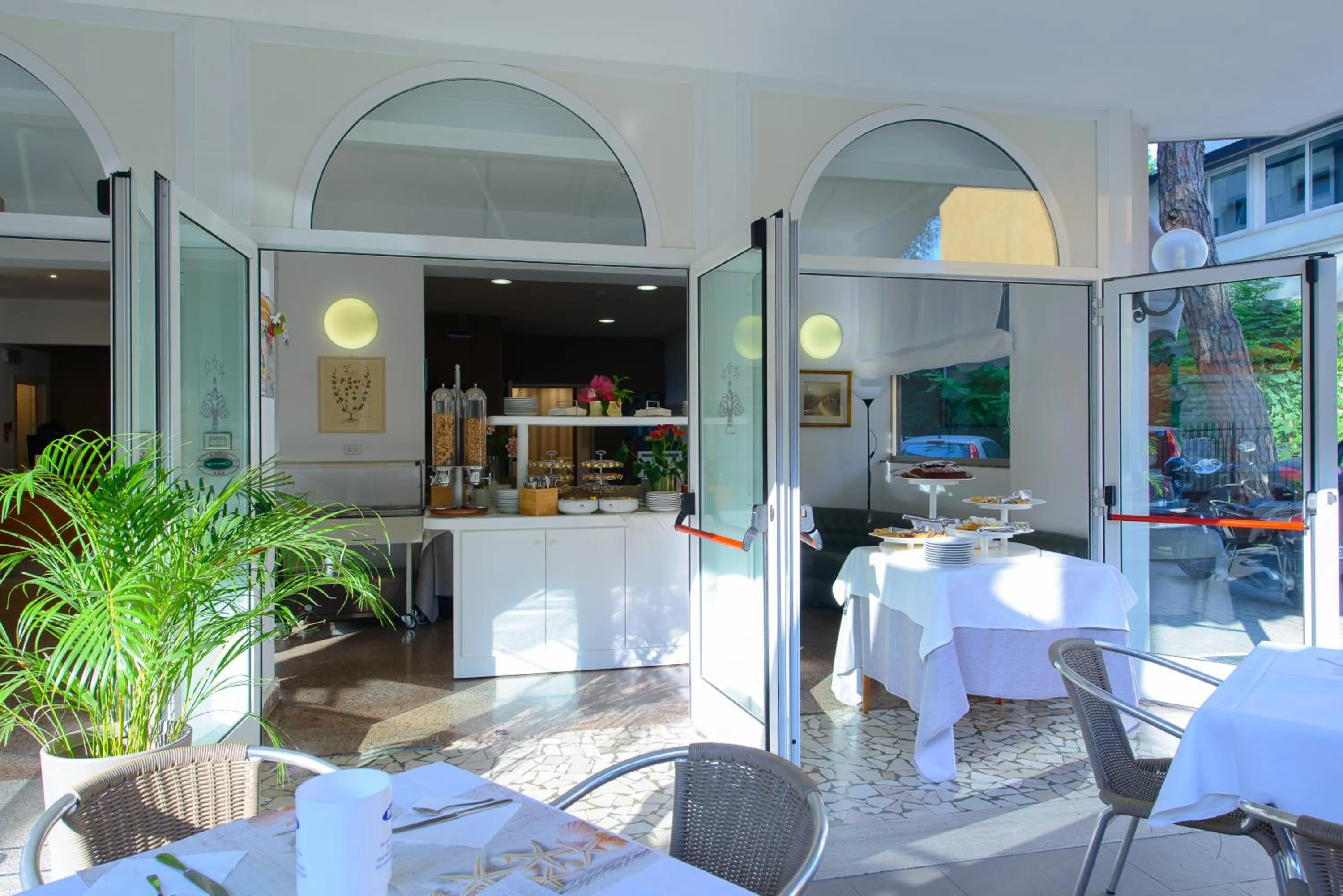 Restaurant/places to eat in Hotel Falco