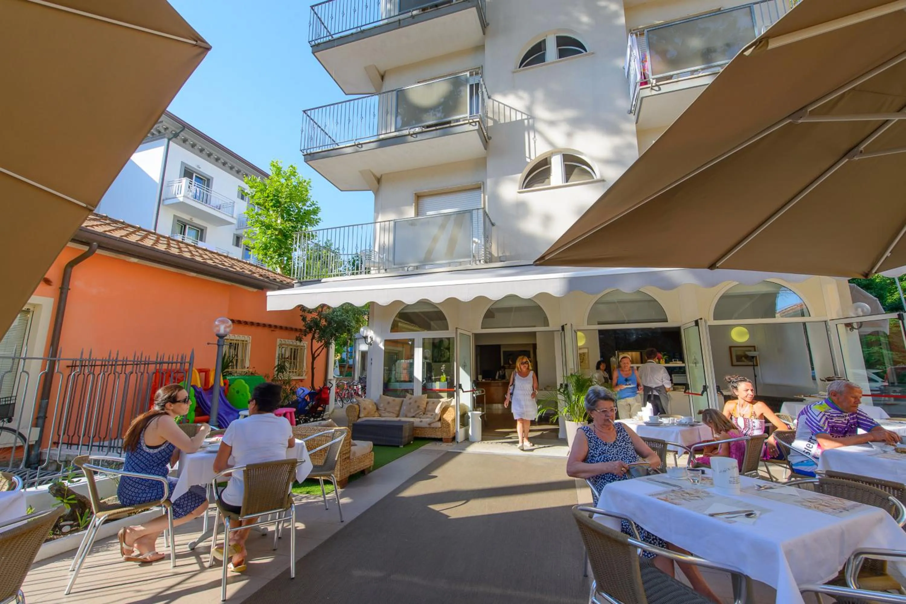 Restaurant/places to eat in Hotel Falco