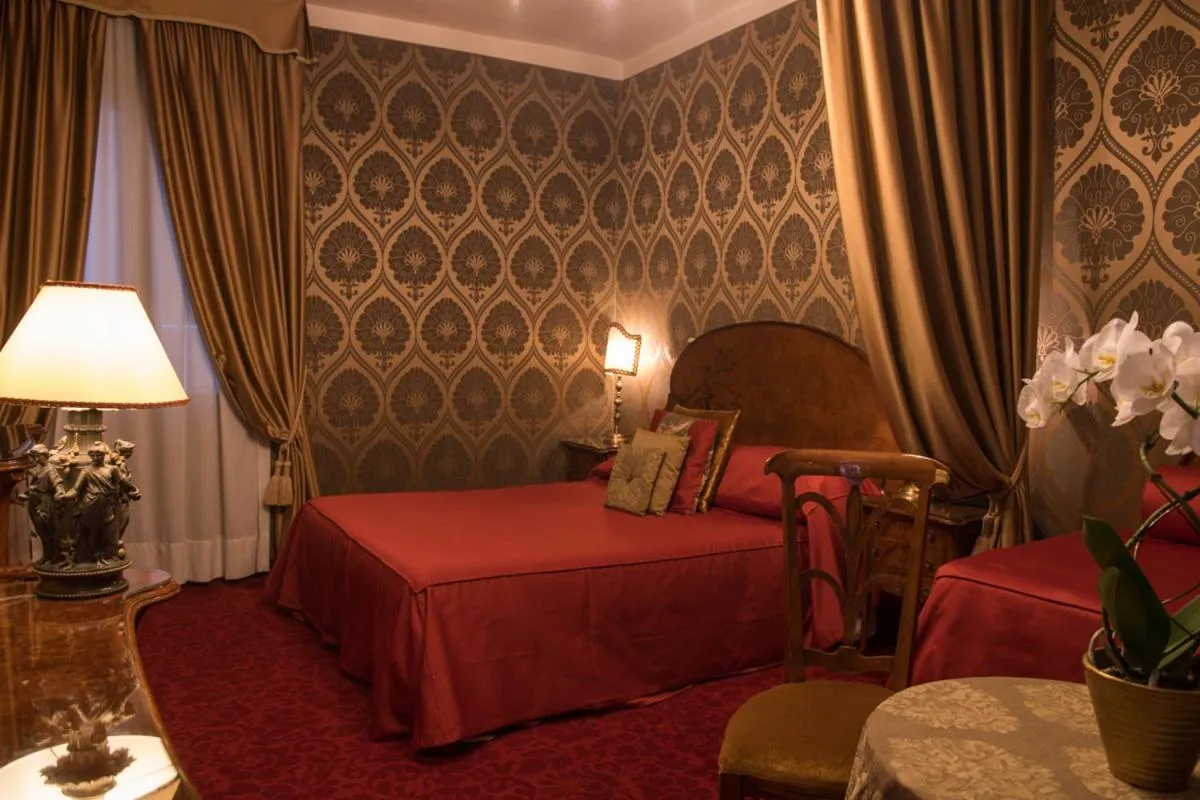 Grand Deluxe Room in Hotel Metropole Venezia