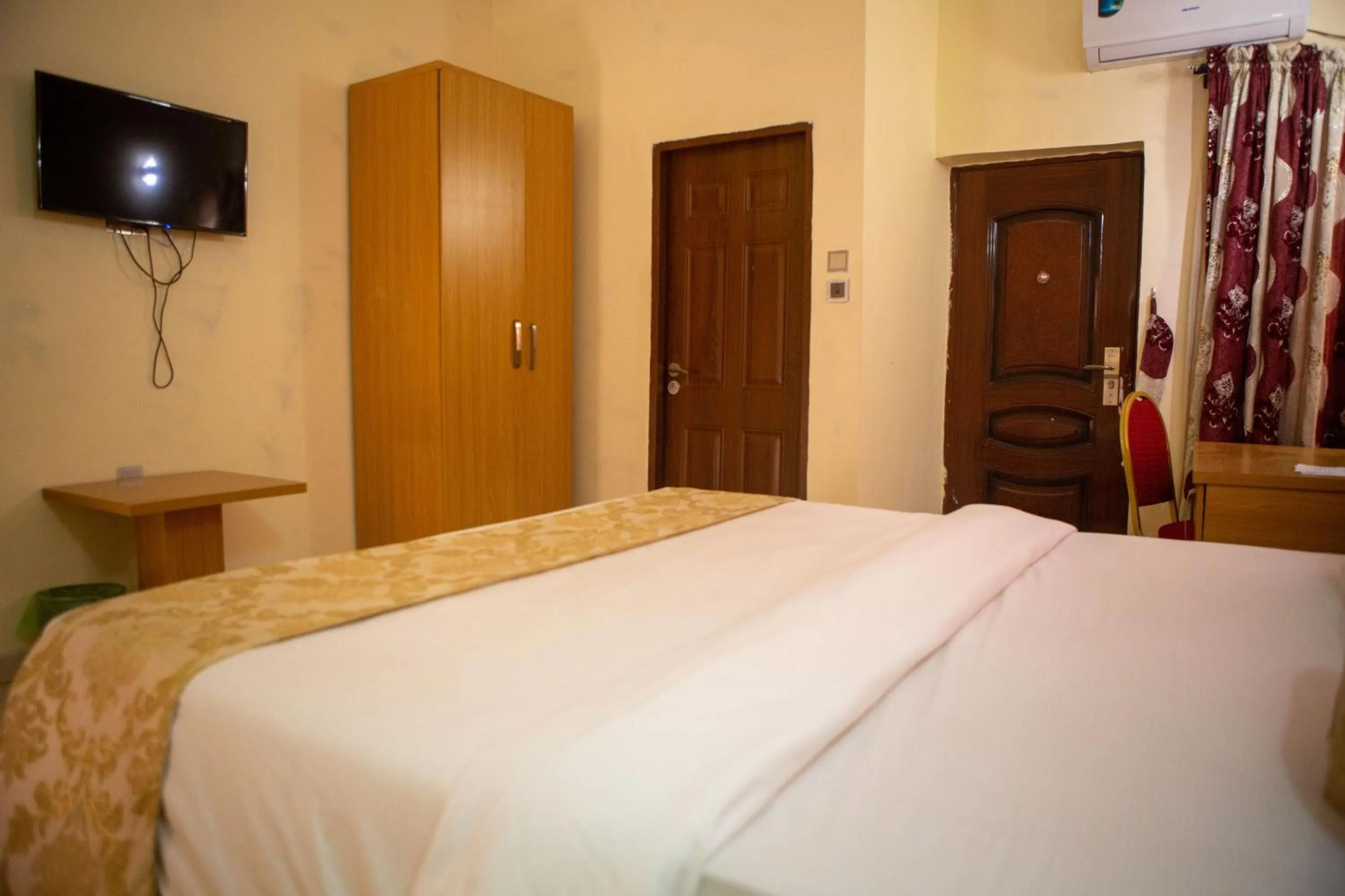 ROSES REGENCY HOTEL AND SUITES