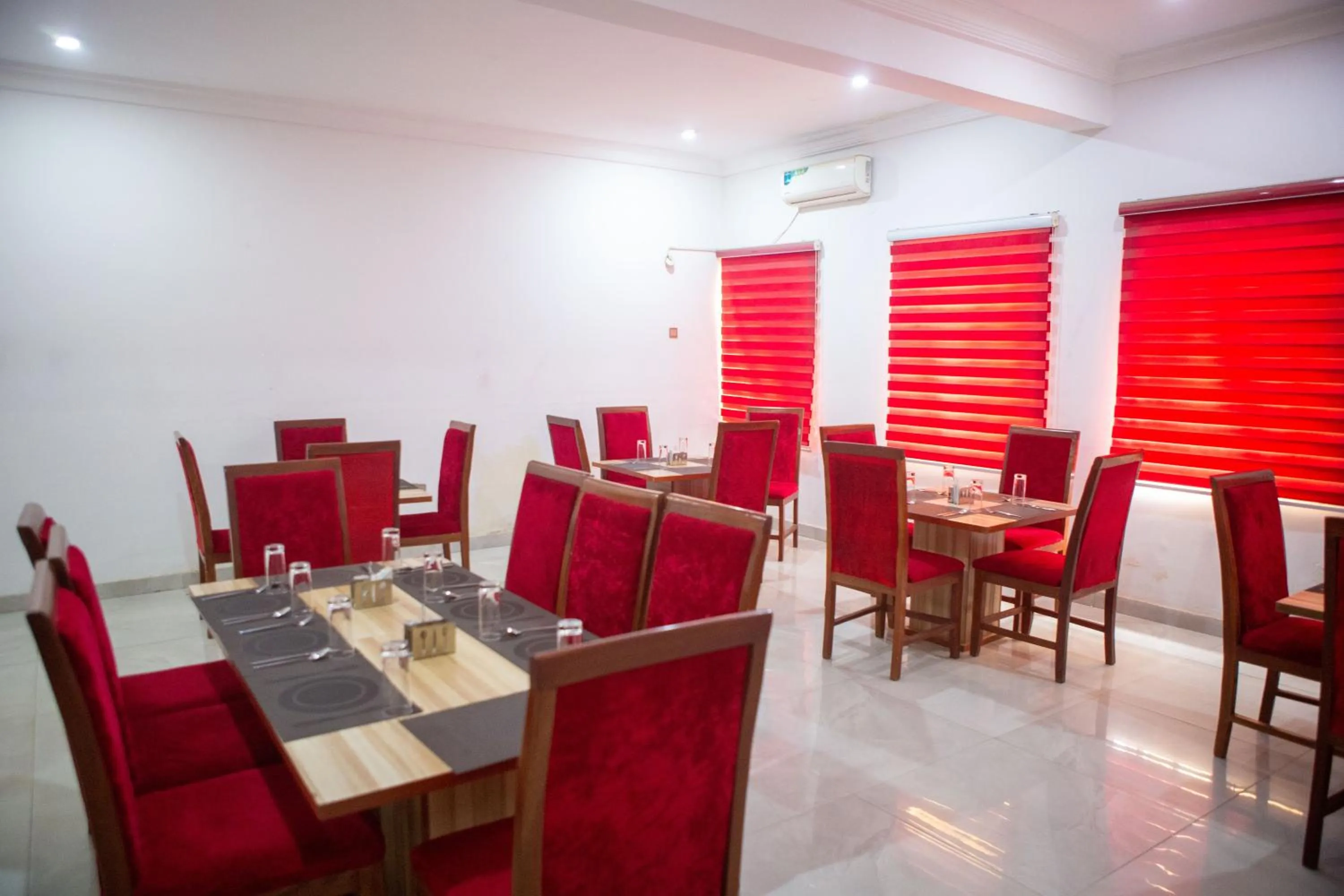 Restaurant/places to eat in ROSES REGENCY HOTEL AND SUITES
