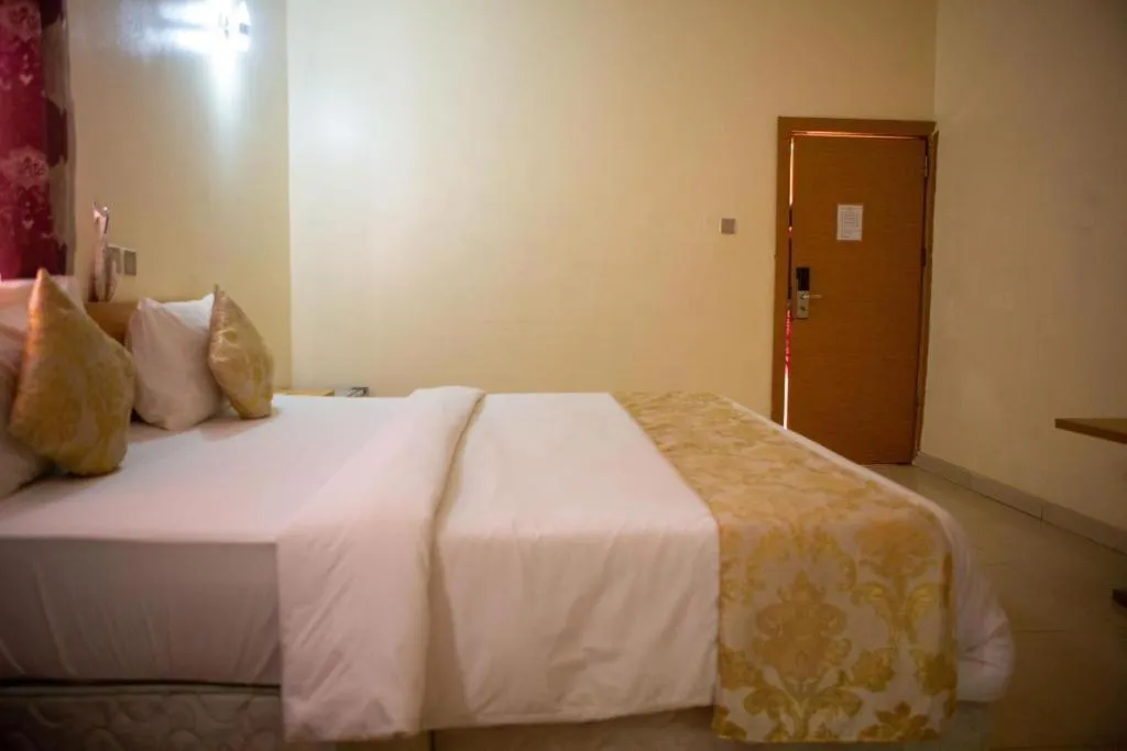 ROSES REGENCY HOTEL AND SUITES