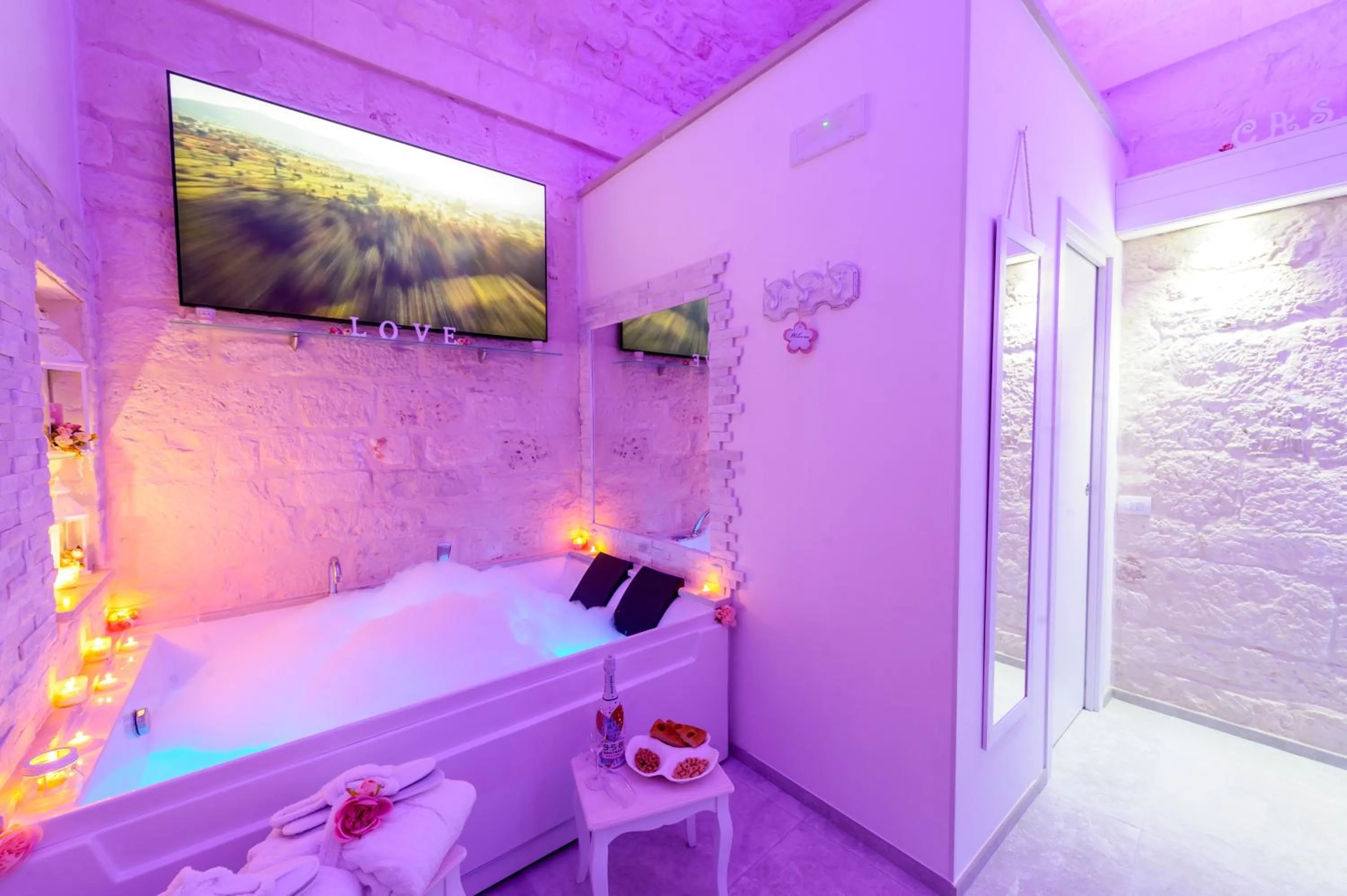 Hot Tub, Bed in Casa Deky