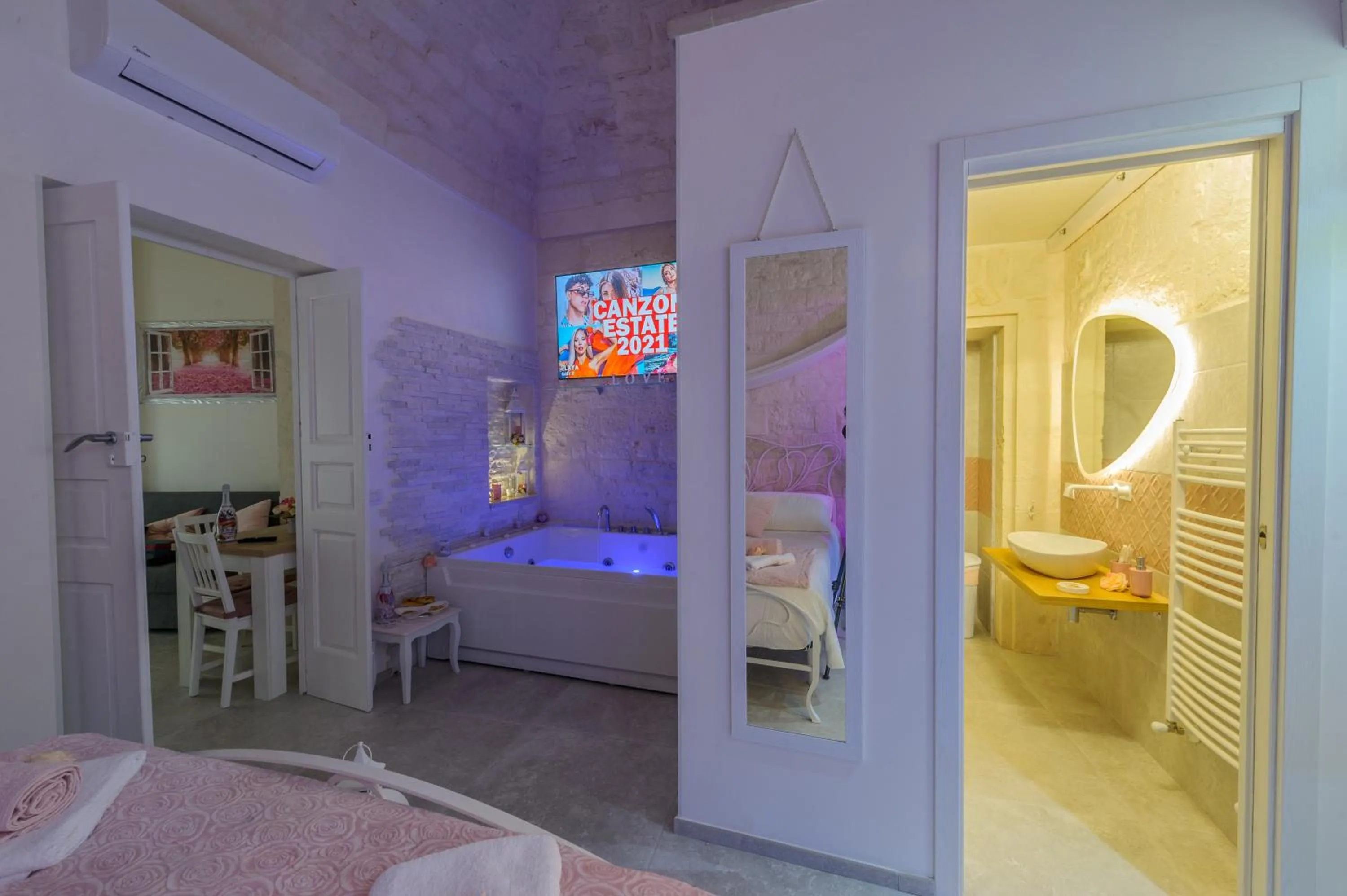 Hot Tub, Bed in Casa Deky