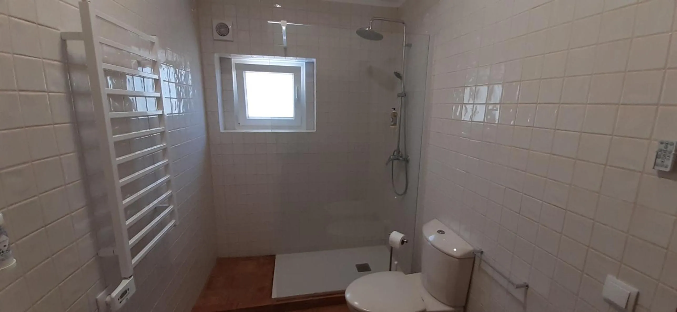 Bathroom in ApraHouseLoule Guesthouse