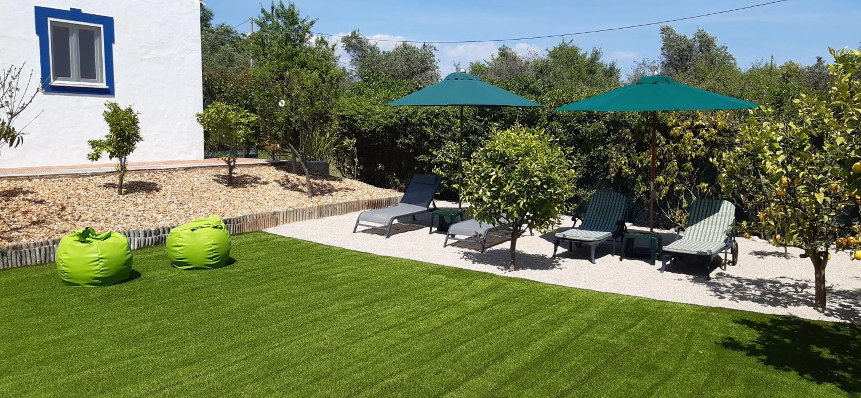 Garden in ApraHouseLoule Guesthouse