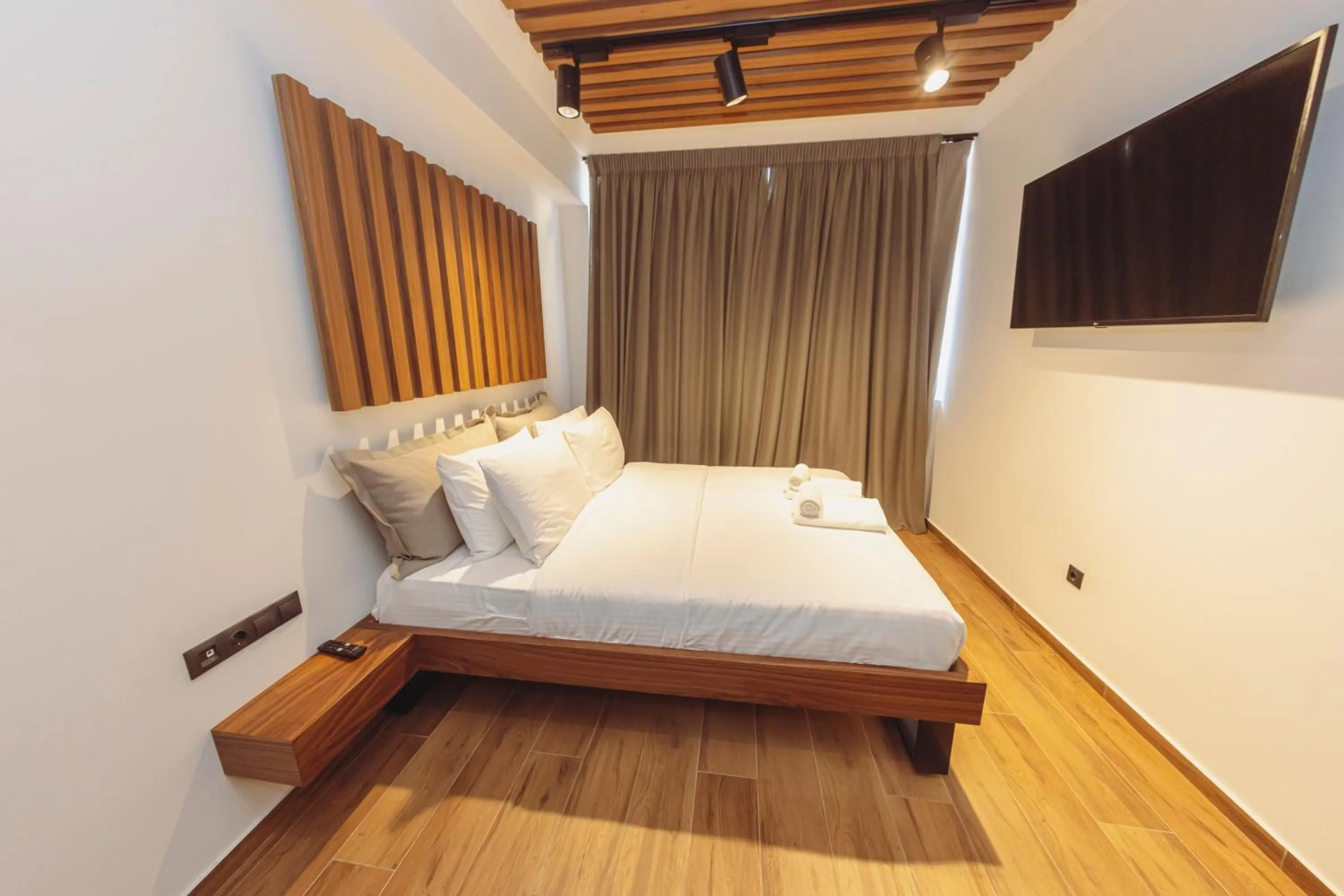 Centrally Stylish Suite by Acropolis