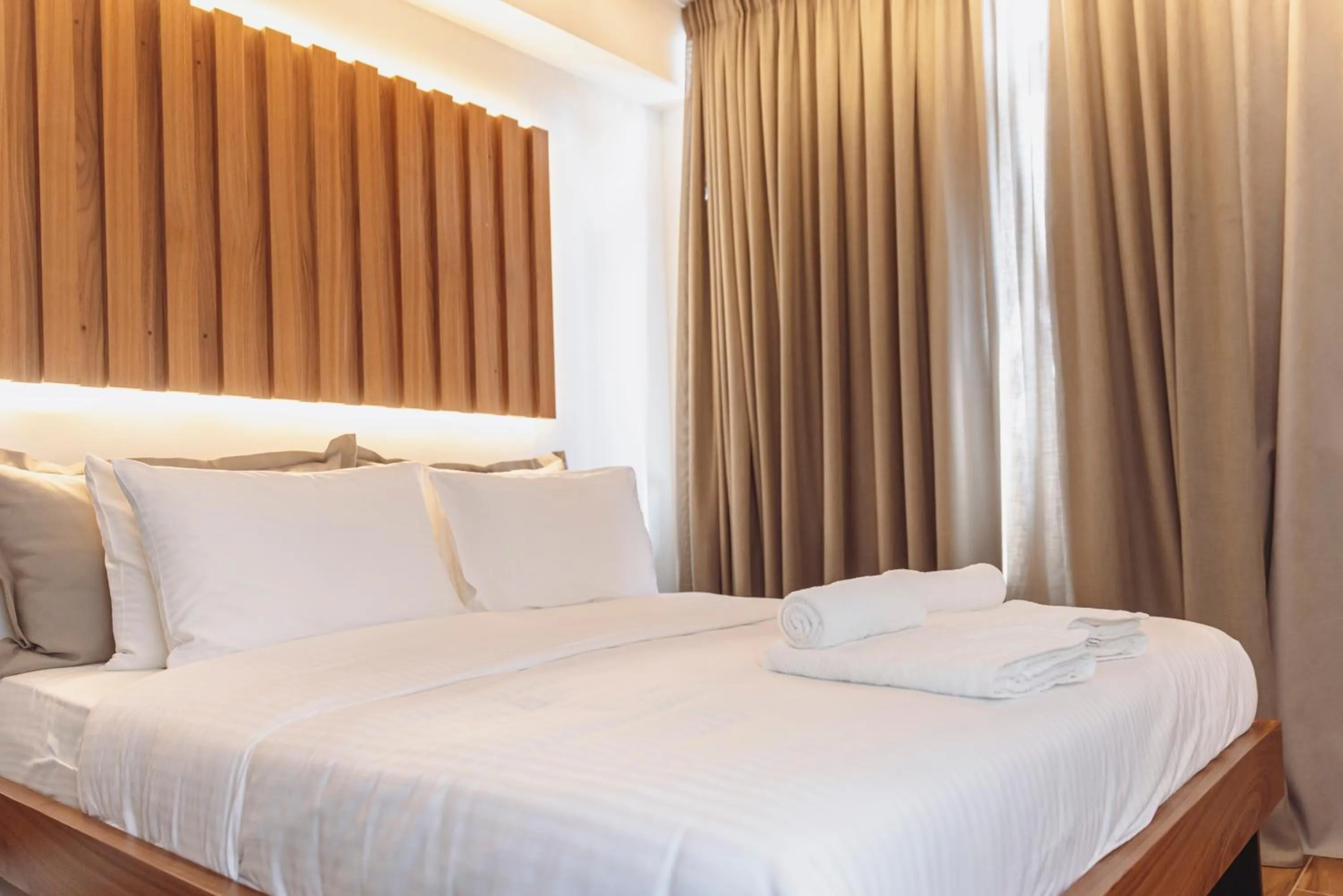 Centrally Stylish Suite by Acropolis