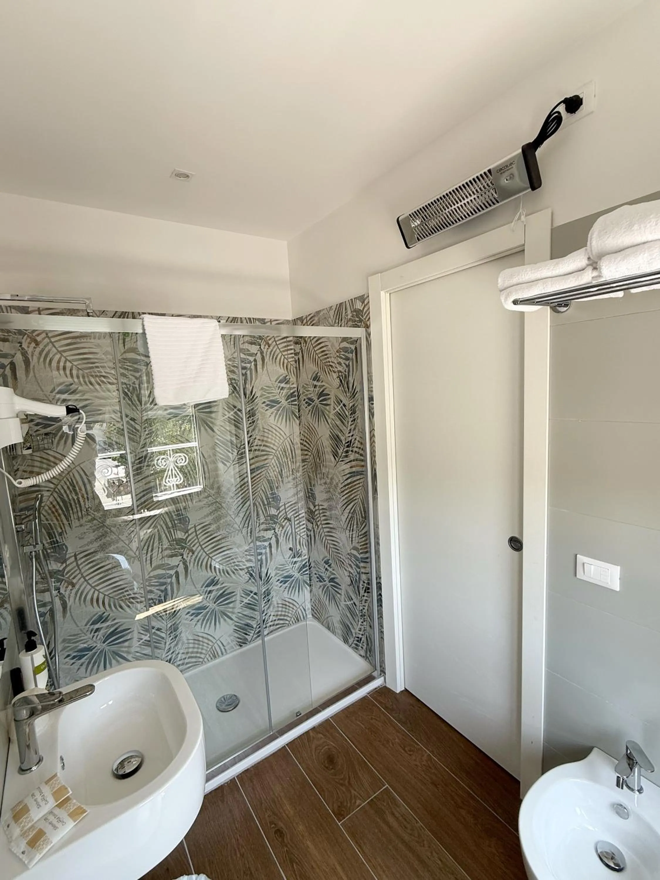 Shower in Hotel Laura