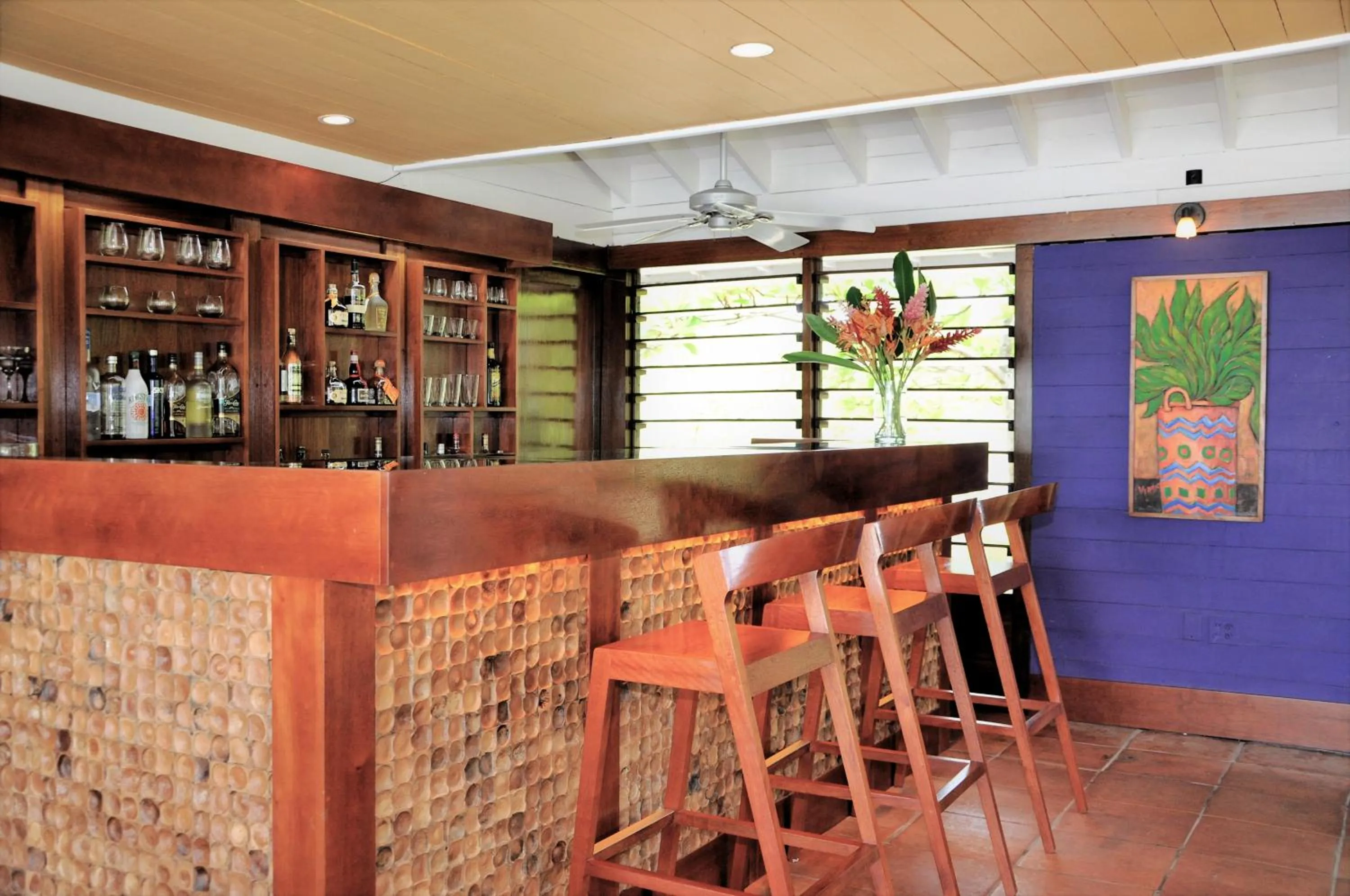 Lounge or bar in Barefoot Cay Resort