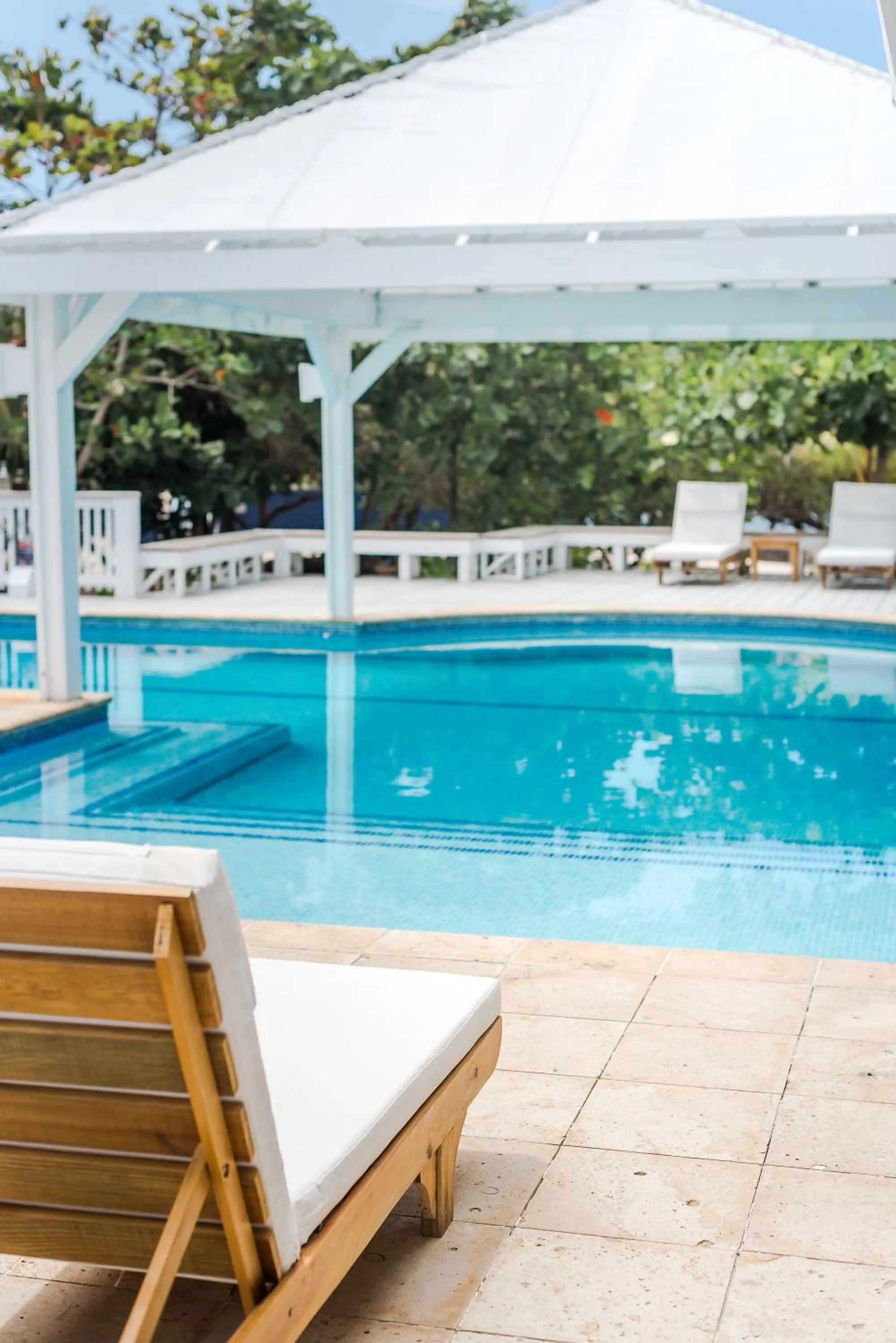 Swimming pool in Barefoot Cay Resort