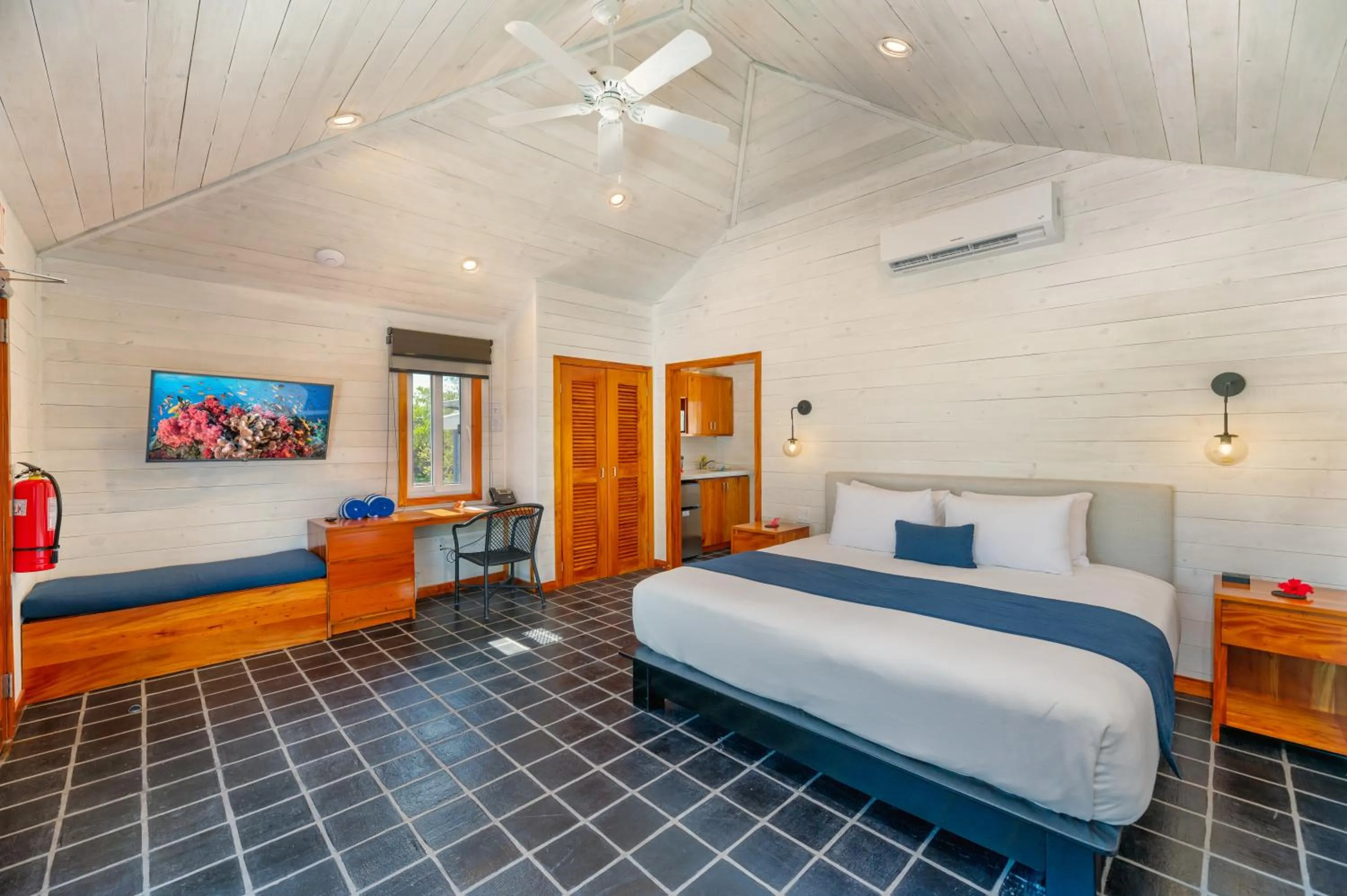 Photo of the whole room, Bed in Barefoot Cay Resort
