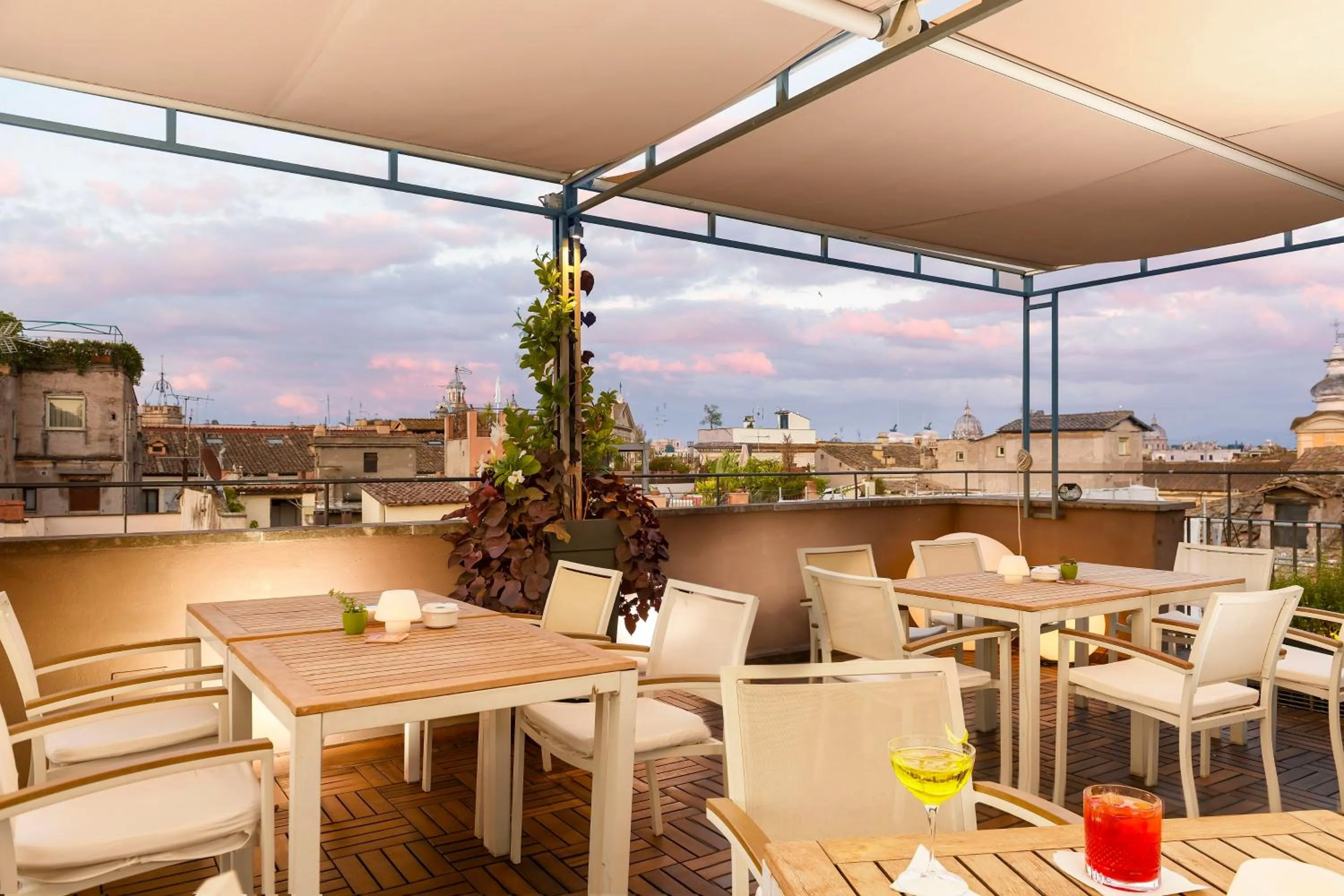 Lounge or bar in Hotel Indigo Rome - St. George by IHG