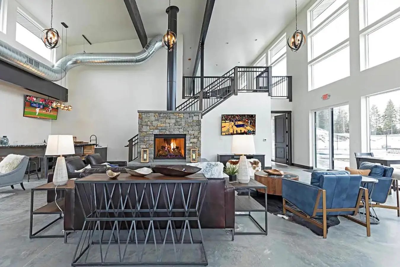 Communal lounge/ TV room in LUX Modern Chalet, Pool & Hot Tub, 10 Mins to the Mountain & Incredible Views