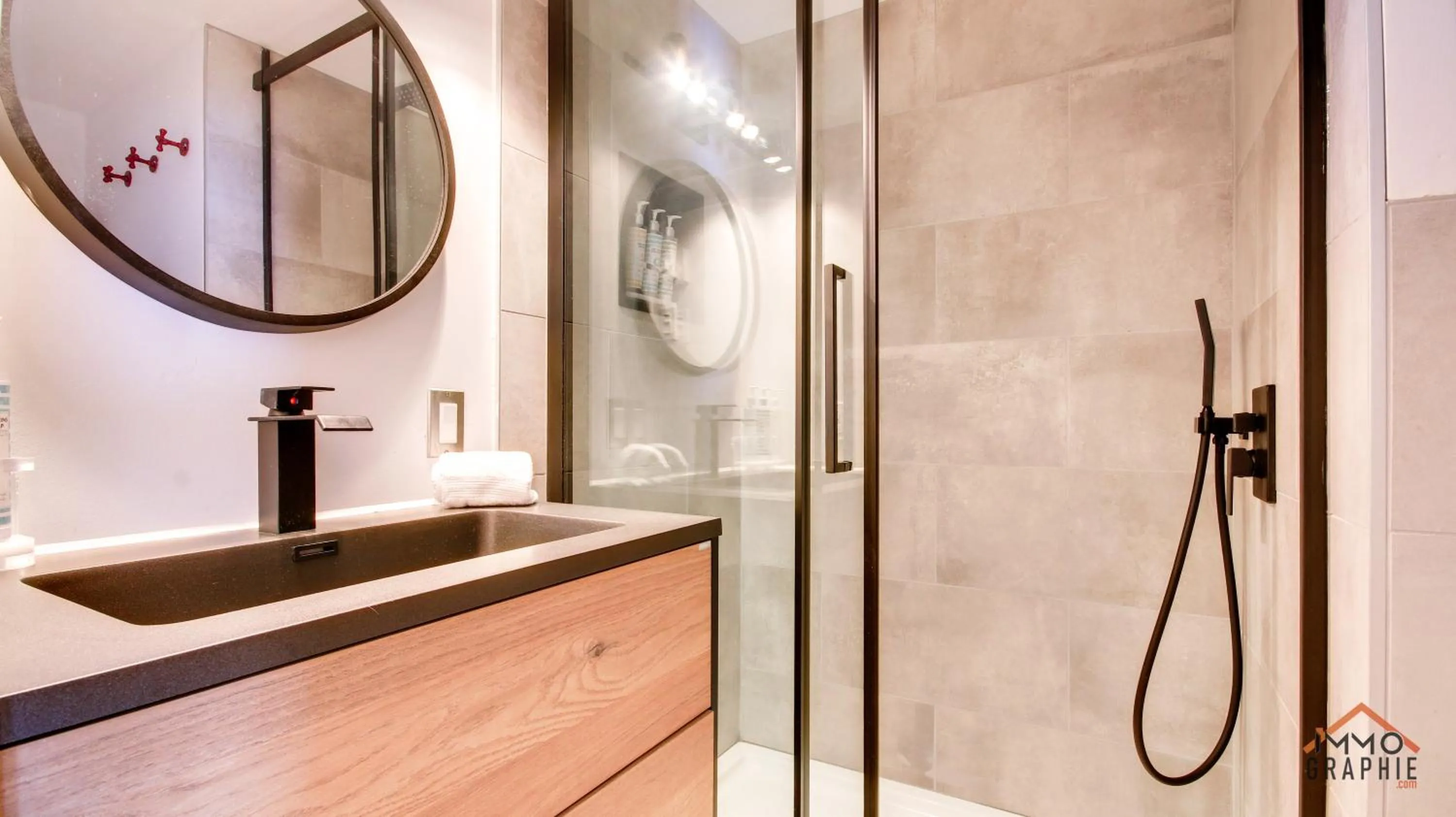 Shower in Maison Cadorette