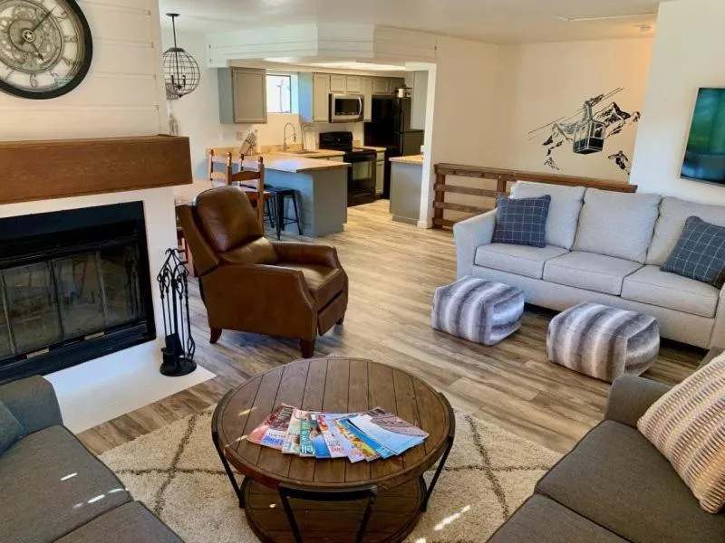 Living room in Rr-edgewater04