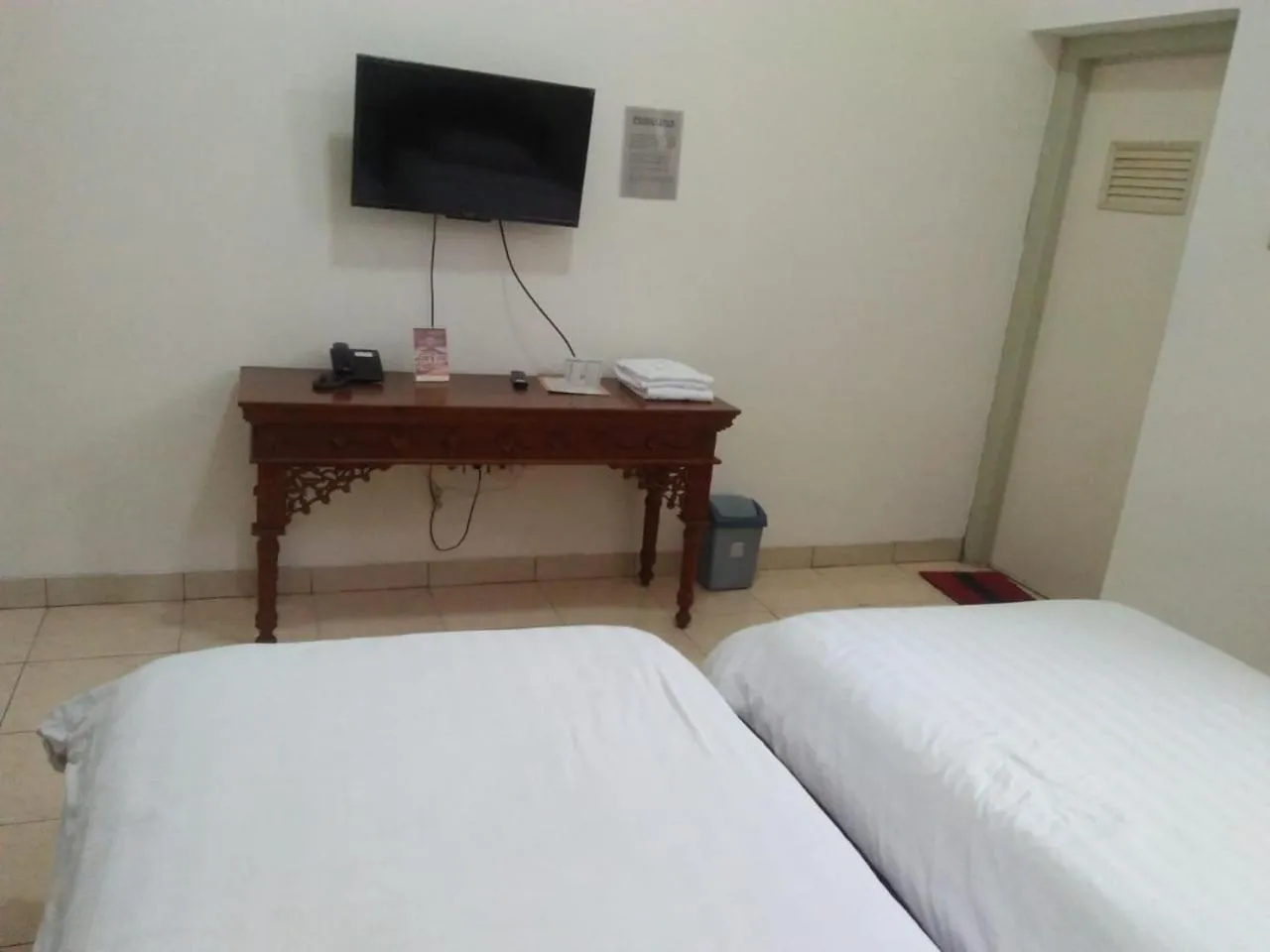Communal lounge/ TV room, Bed in Hotel Besar Purwokerto
