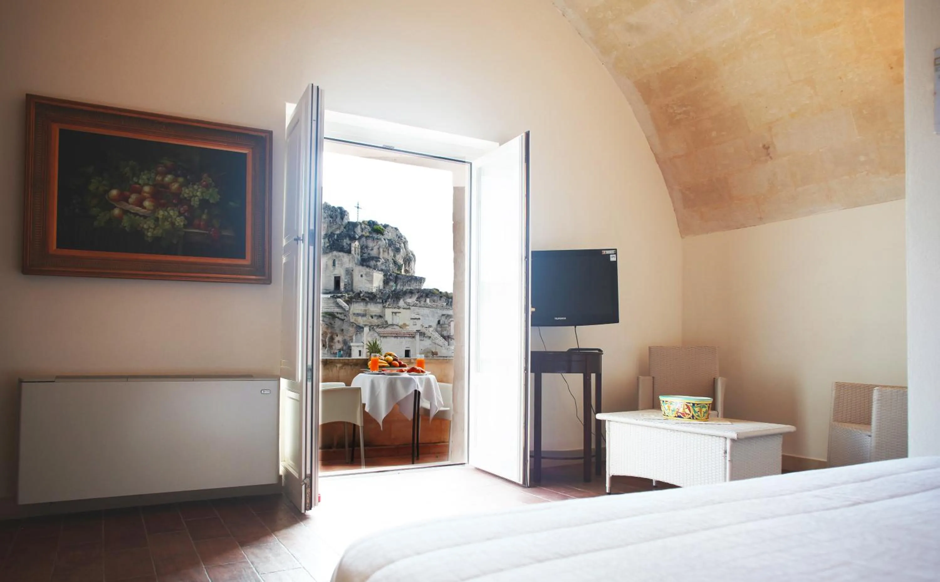 TV and multimedia, Bed in Caveoso Hotel