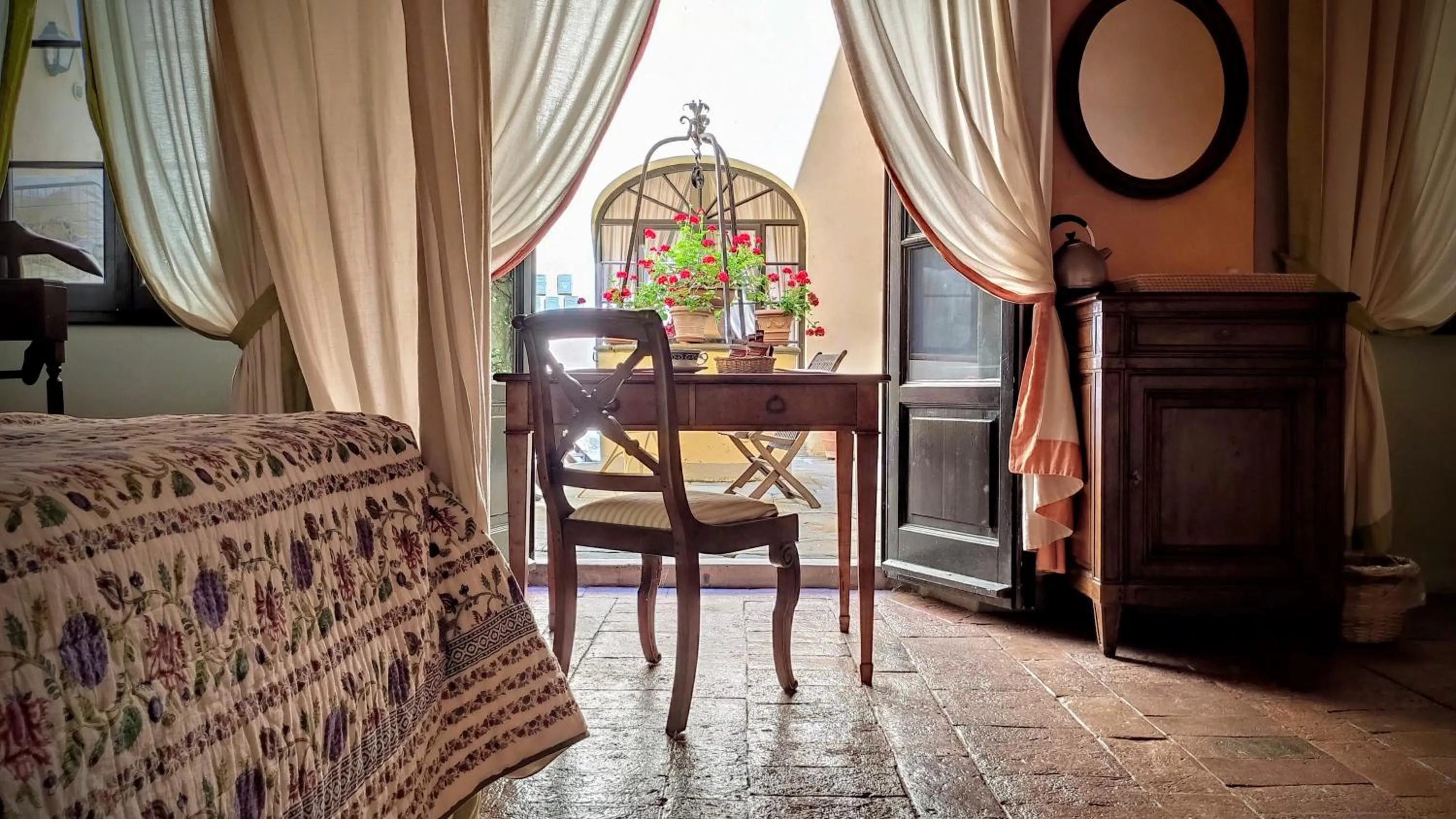 Inner courtyard view, Bed in Villa Il Poggiale Dimora Storica
